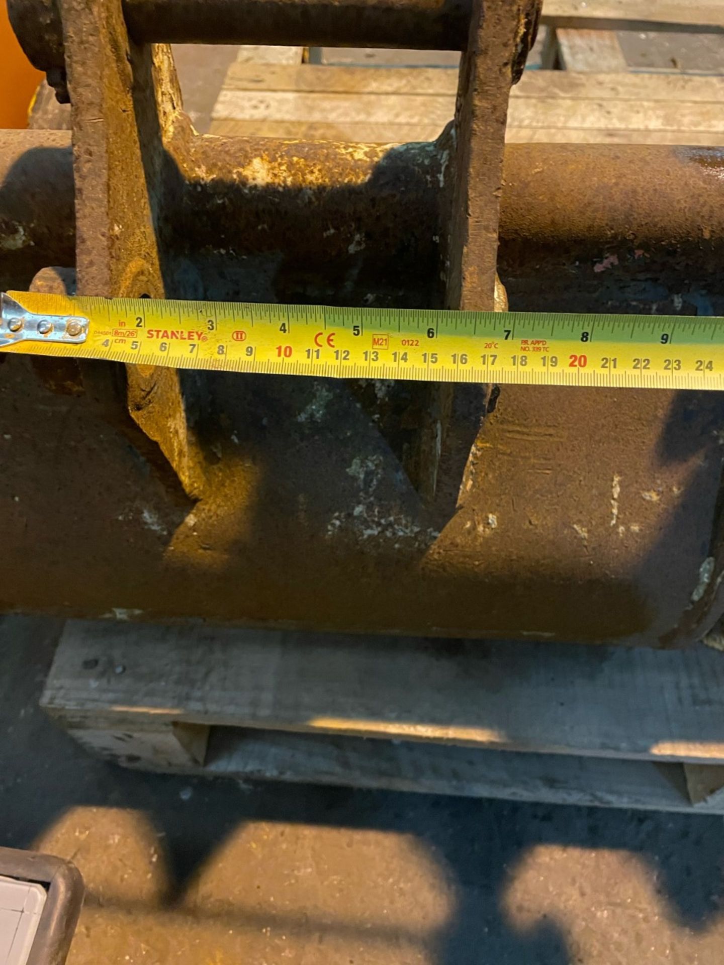 18” digging bucket for mini digger. Pin size shown in pictures. - Image 3 of 3
