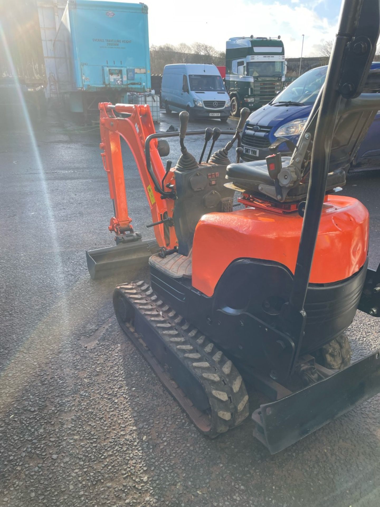 Kubota mini digger. 1.5T Just had engine rebuild and new spray job. Clocks showing 4056 hours. - Image 2 of 3