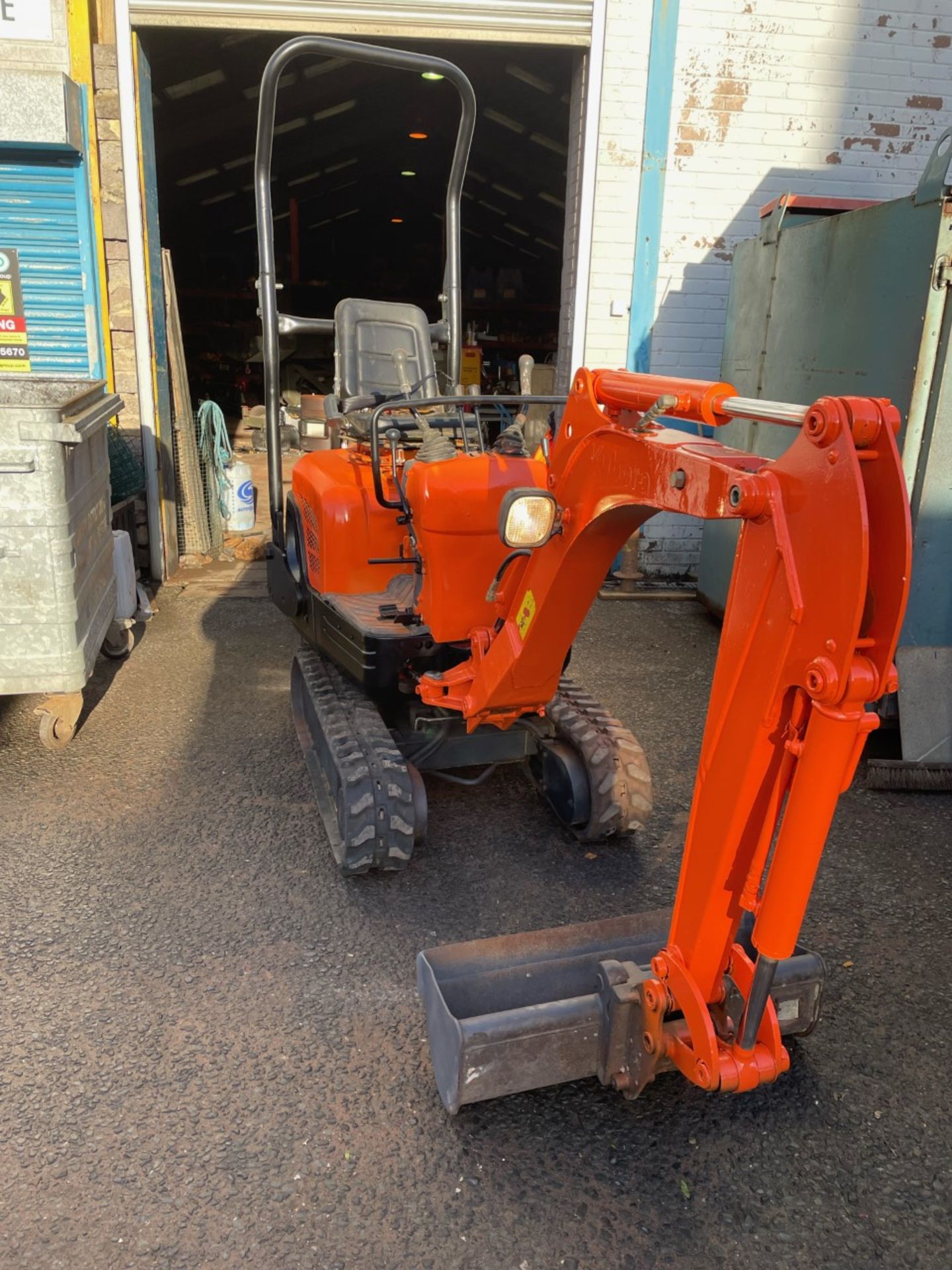 Kubota mini digger. 1.5T Just had engine rebuild and new spray job. Clocks showing 4056 hours.