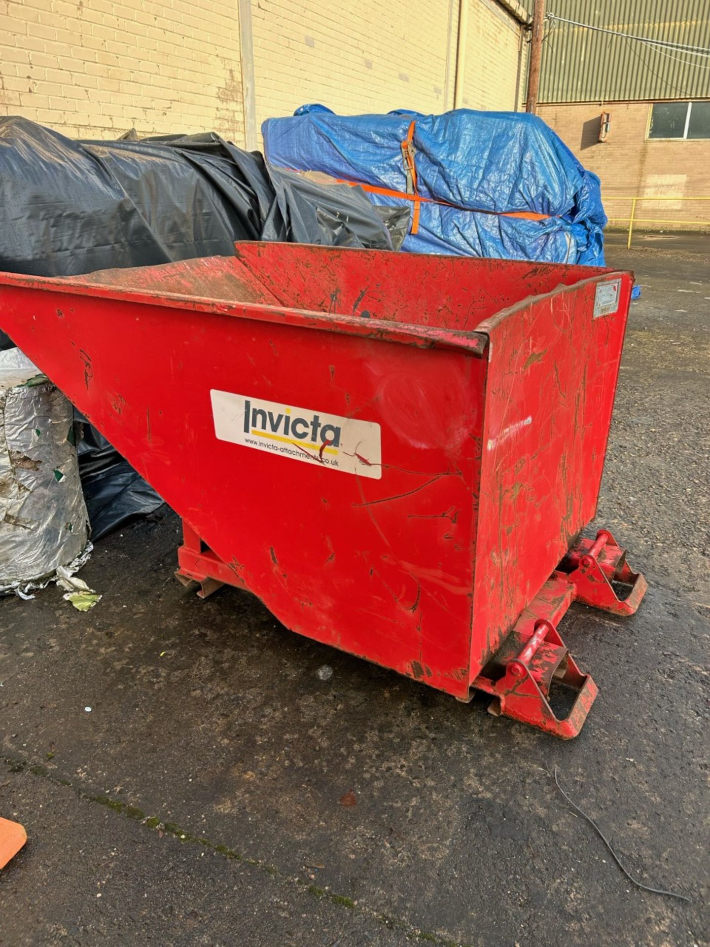 Invicta tipping skip for fork lifts. Good condition