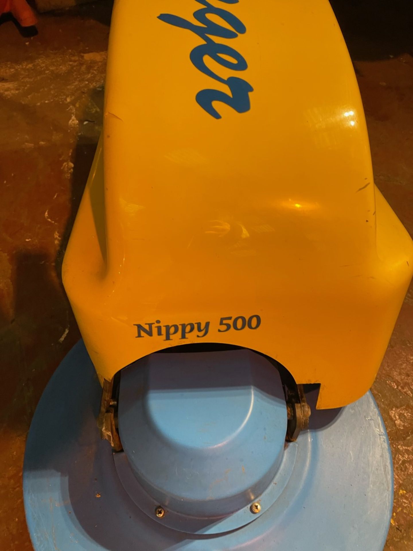 Tennent Challenger nippy 500 high speed floor burnisher. Needs batteries charged to work. Good - Image 2 of 4