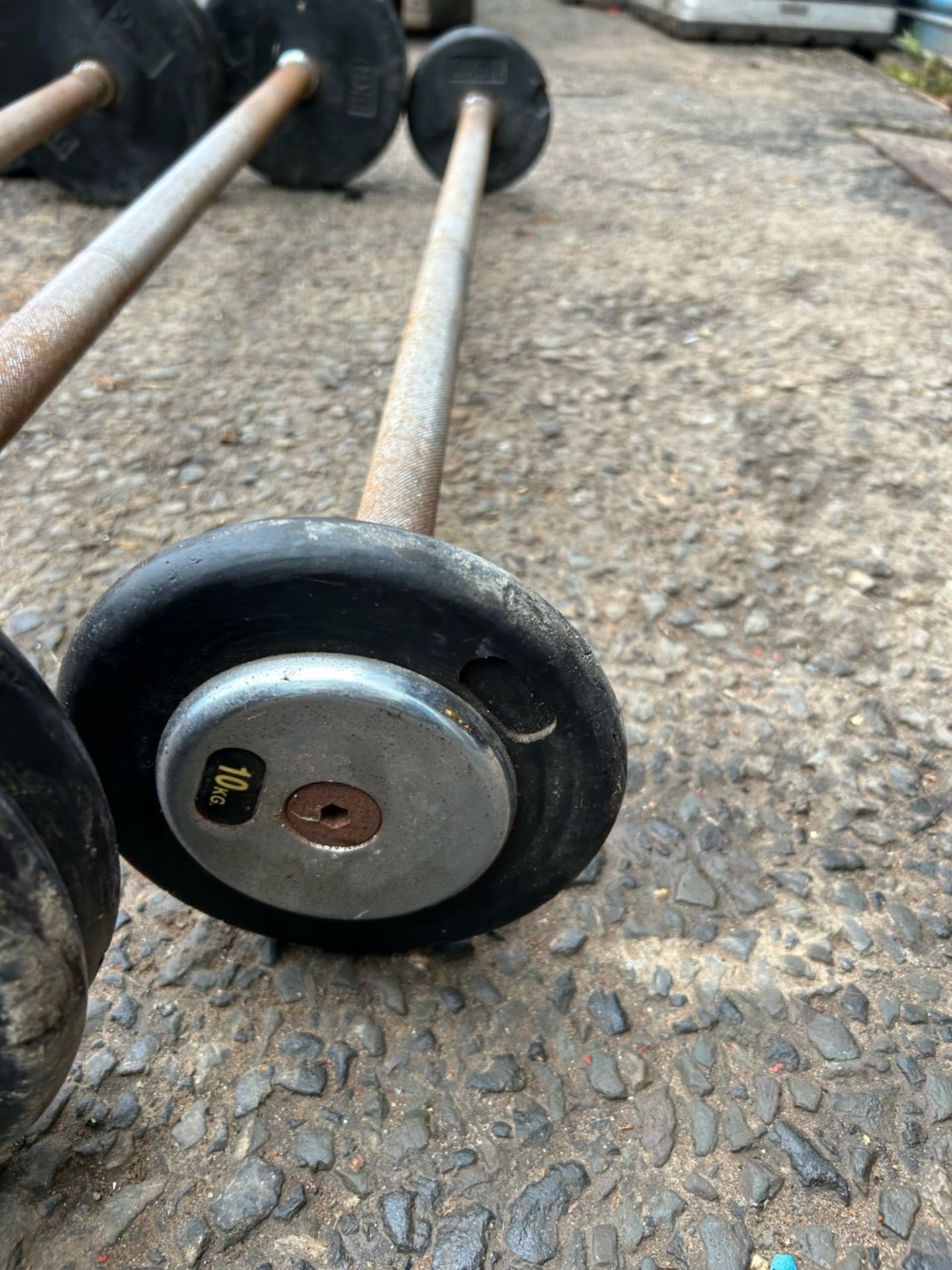 4x fixed rubber barbell weights. Average condition 10kg, 30kg, 40kg and 50kg - Image 2 of 5