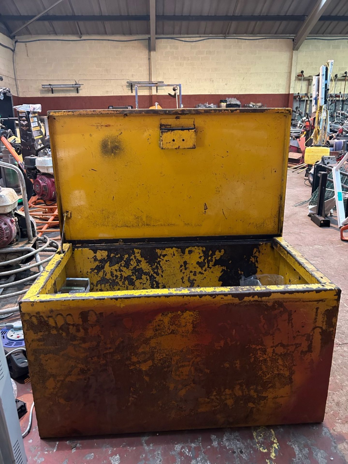 Heavy duty storage box. Hinge, lid and everything in good condition. 900 x 500 x500mm - Image 2 of 3