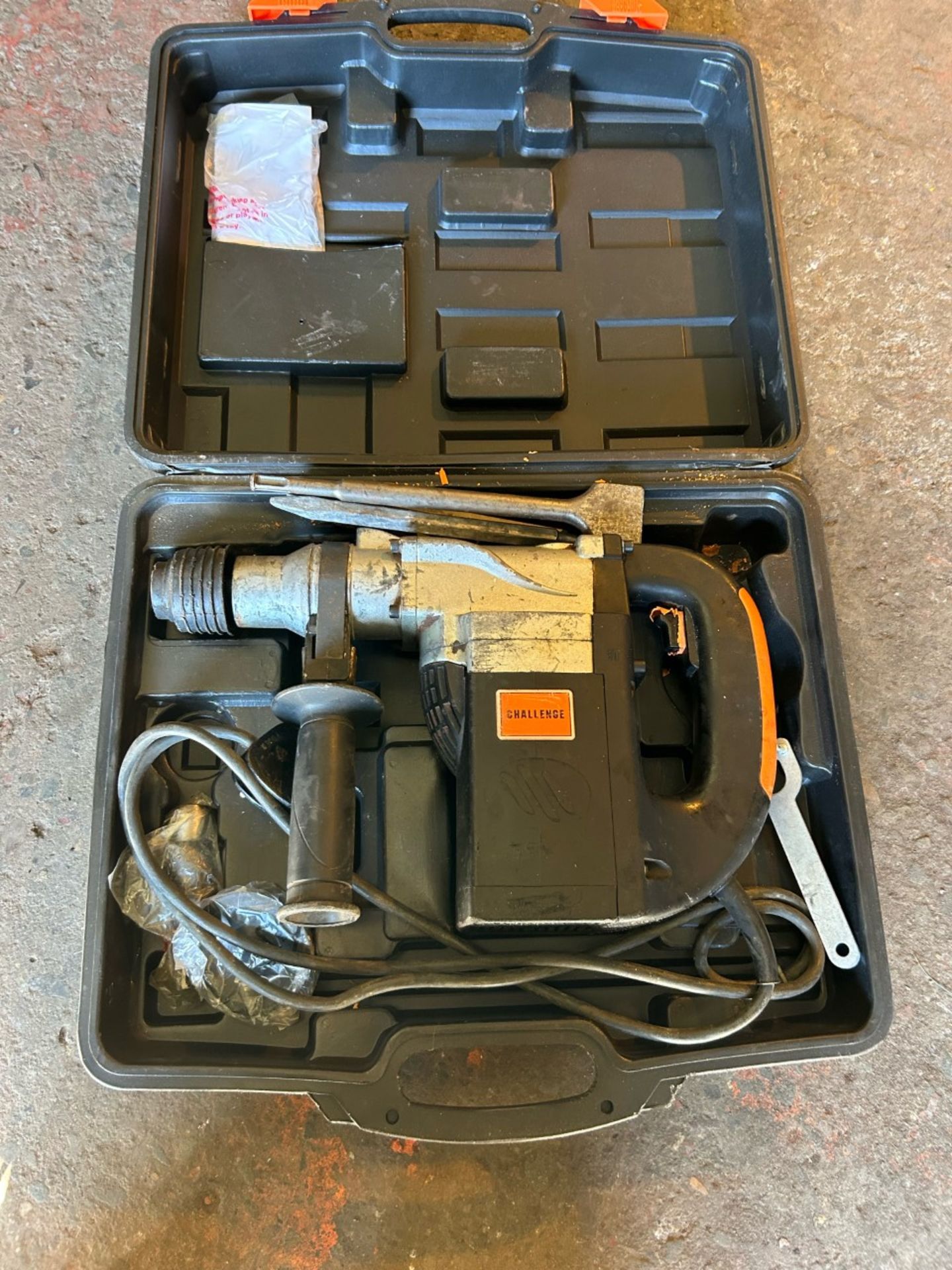 Challenge extreme sds rotary hammer drill. Good condition, full working order as seen in video