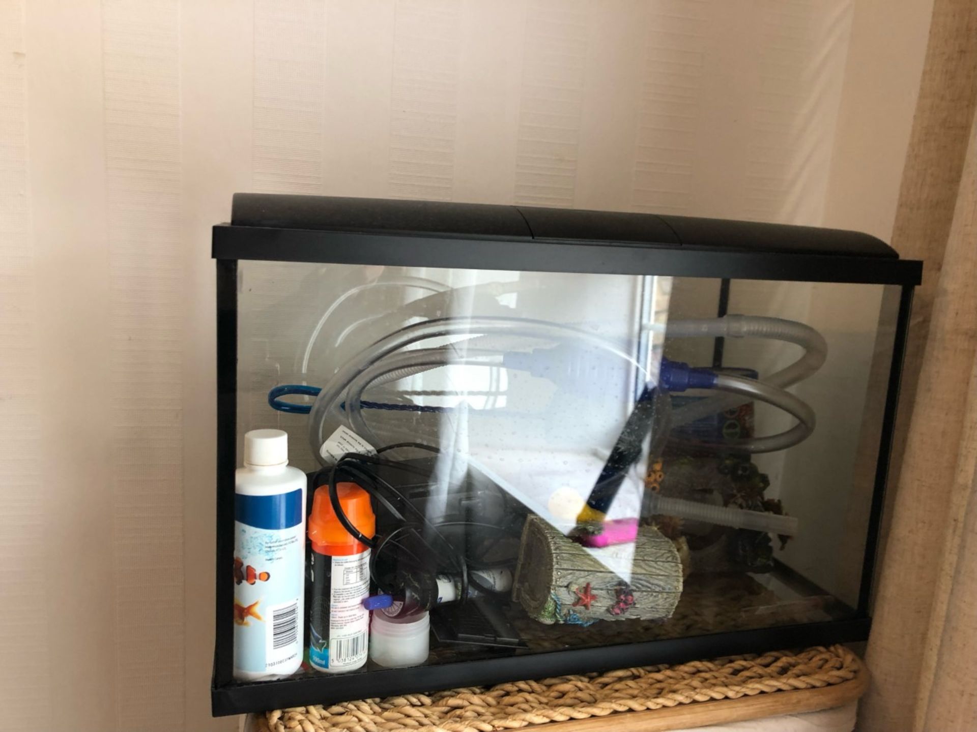 50L fish tank with everything included. Cleaner, pump, ornaments, stones everything there ready - Image 3 of 3