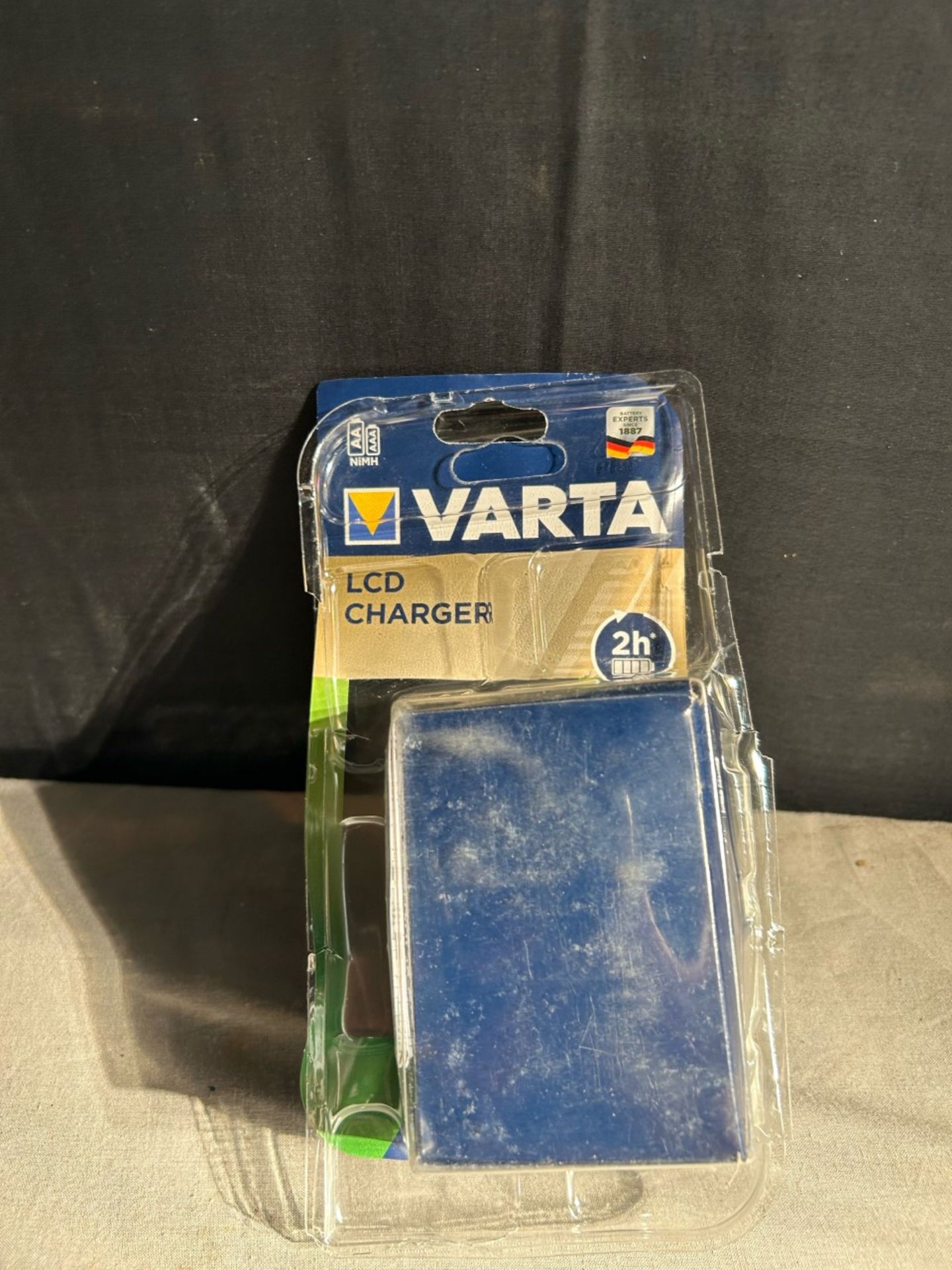 Varta LCD rechargeable battery charger comes with mains plug, 12v plug and sub plug. New in box (box - Image 3 of 3