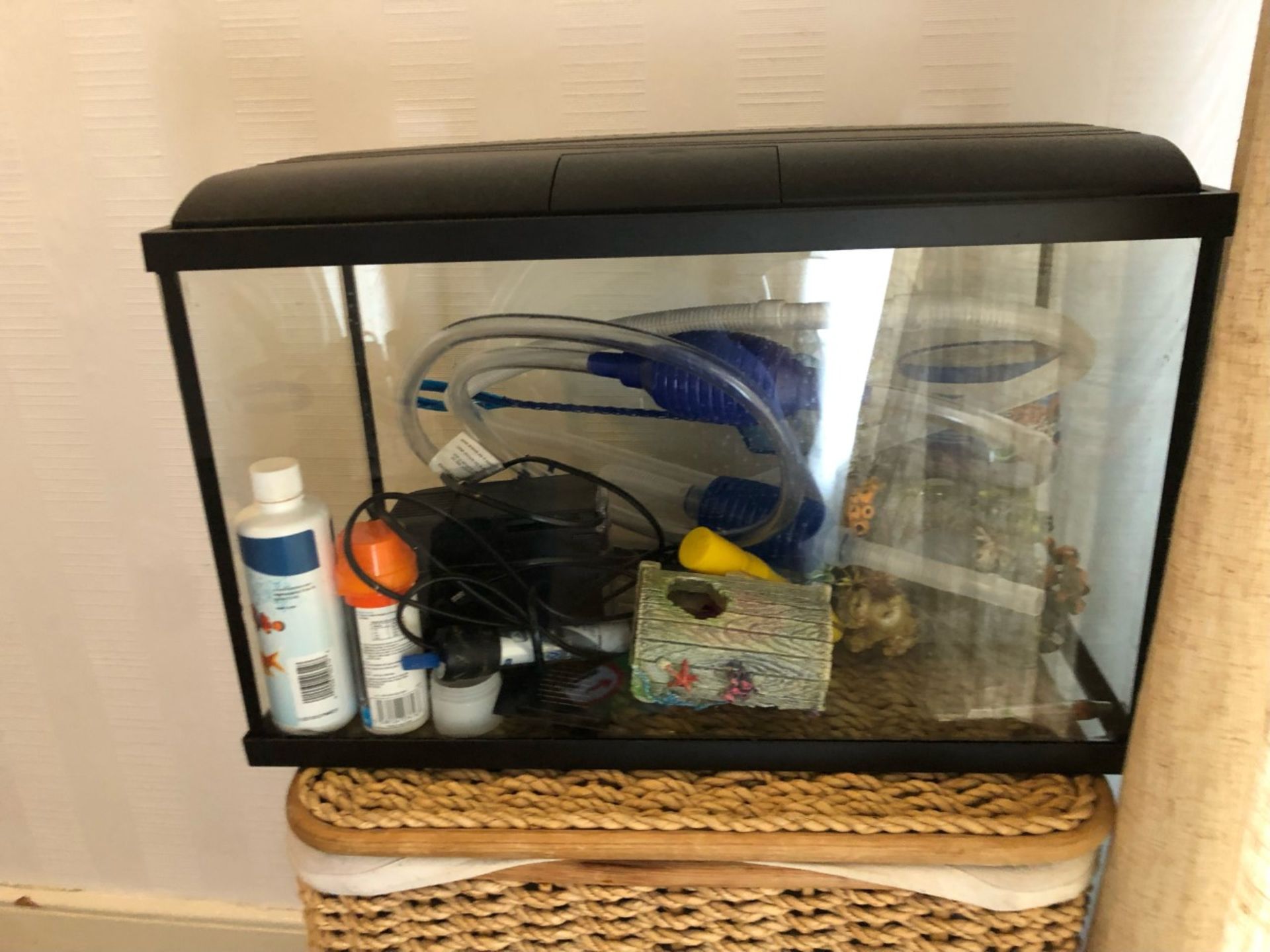 50L fish tank with everything included. Cleaner, pump, ornaments, stones everything there ready