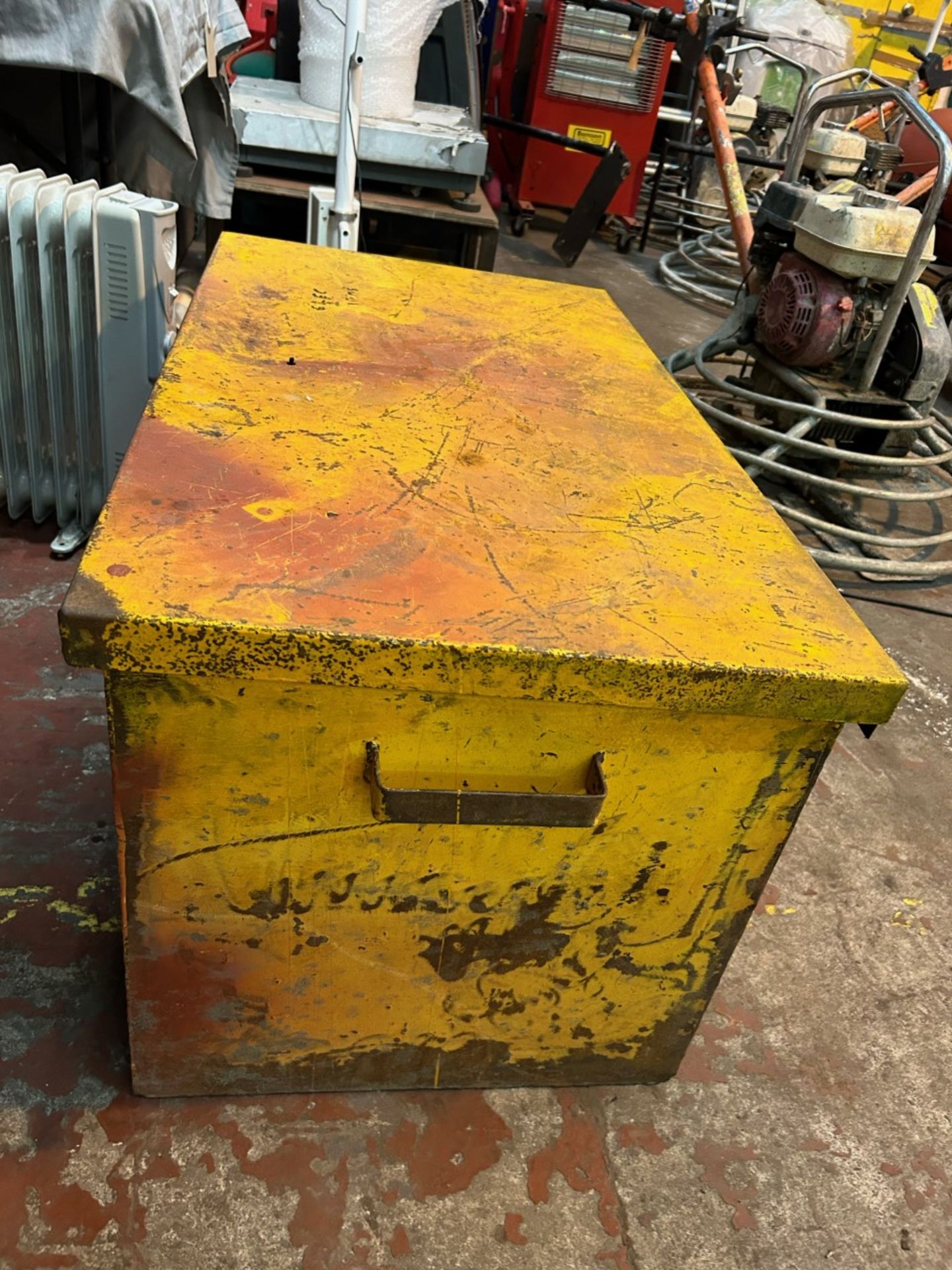 Heavy duty storage box. Hinge, lid and everything in good condition. 900 x 500 x500mm - Image 3 of 3