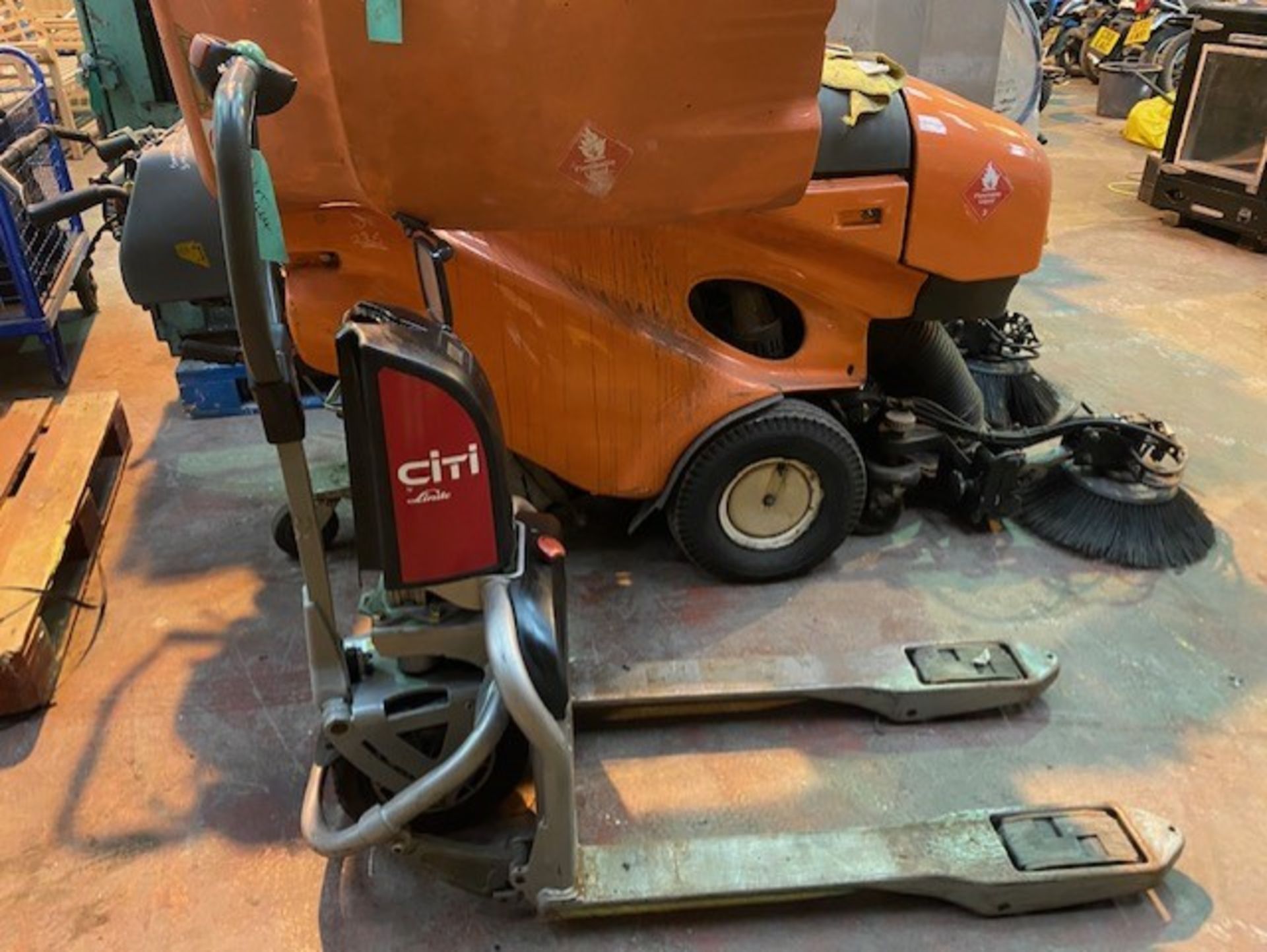 Linde City Pallet truck battery operated but no battery included
