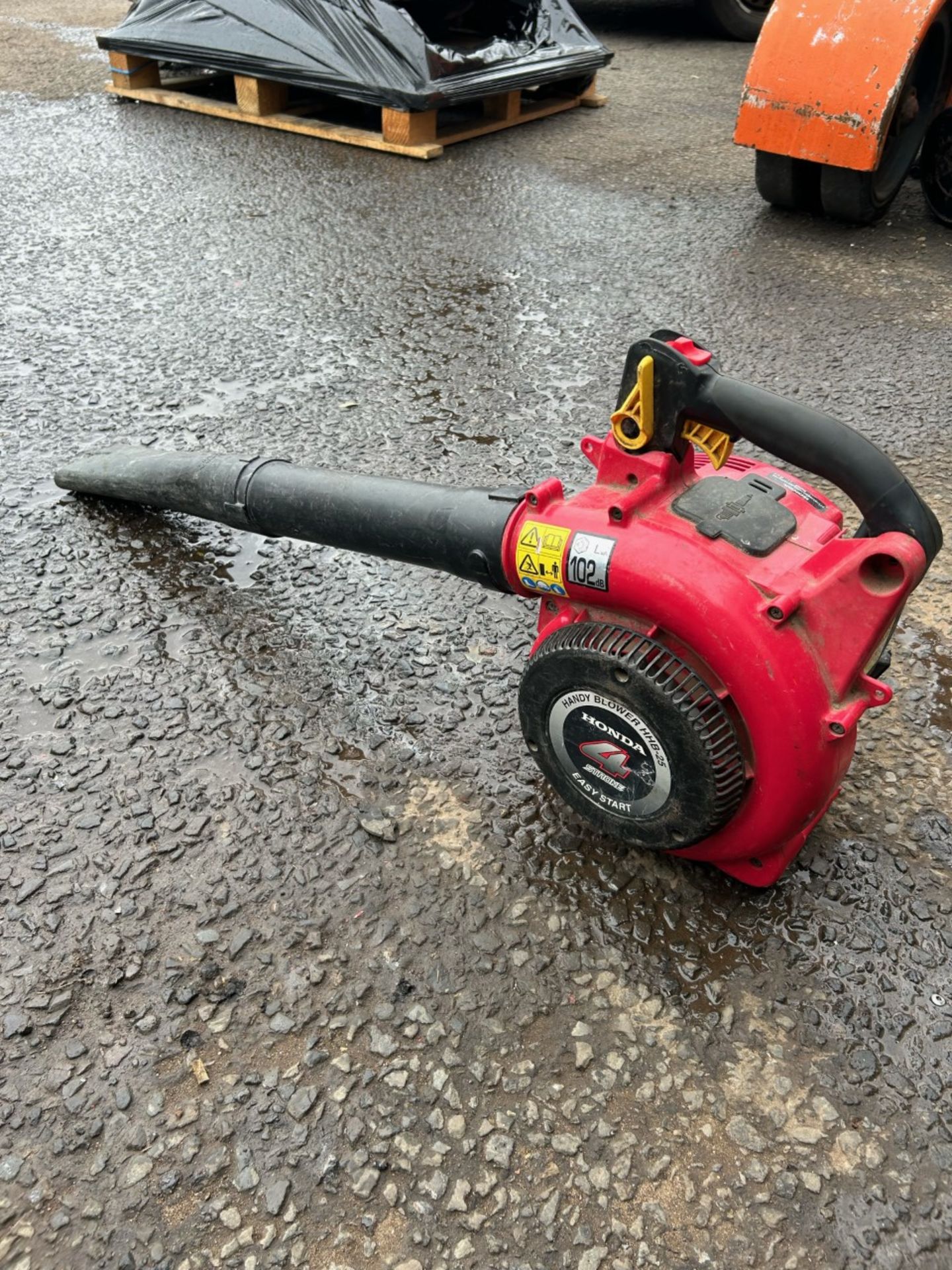 Honda HHB25 4 stroke easy start leaf blower. Good condition, full working order as seen in video - Image 2 of 4