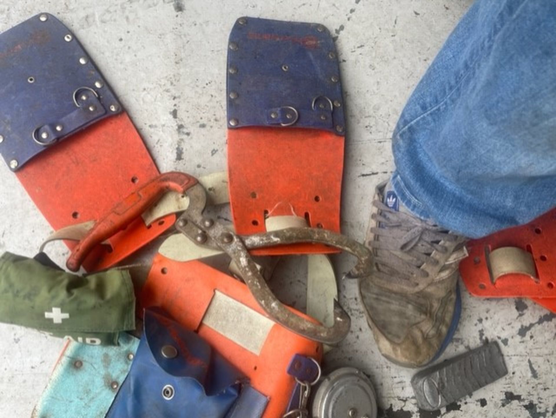 Tree surgeons tools forsips tapes wedges tool belts and climbing feet - Image 6 of 6