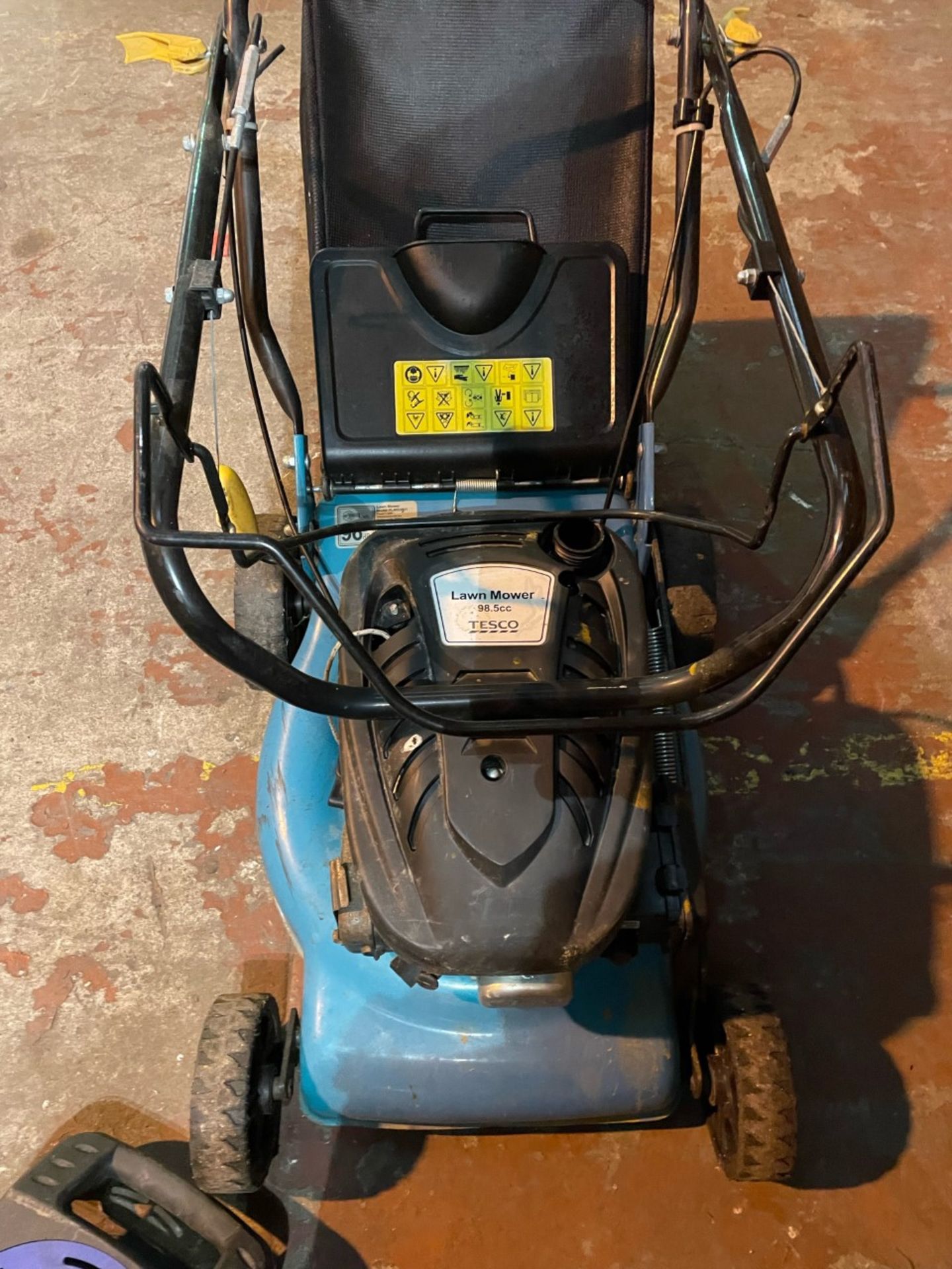 Tesco lawn mower 98.5cc. Selling as spares or repair need new petrol tank lid. - Image 2 of 2