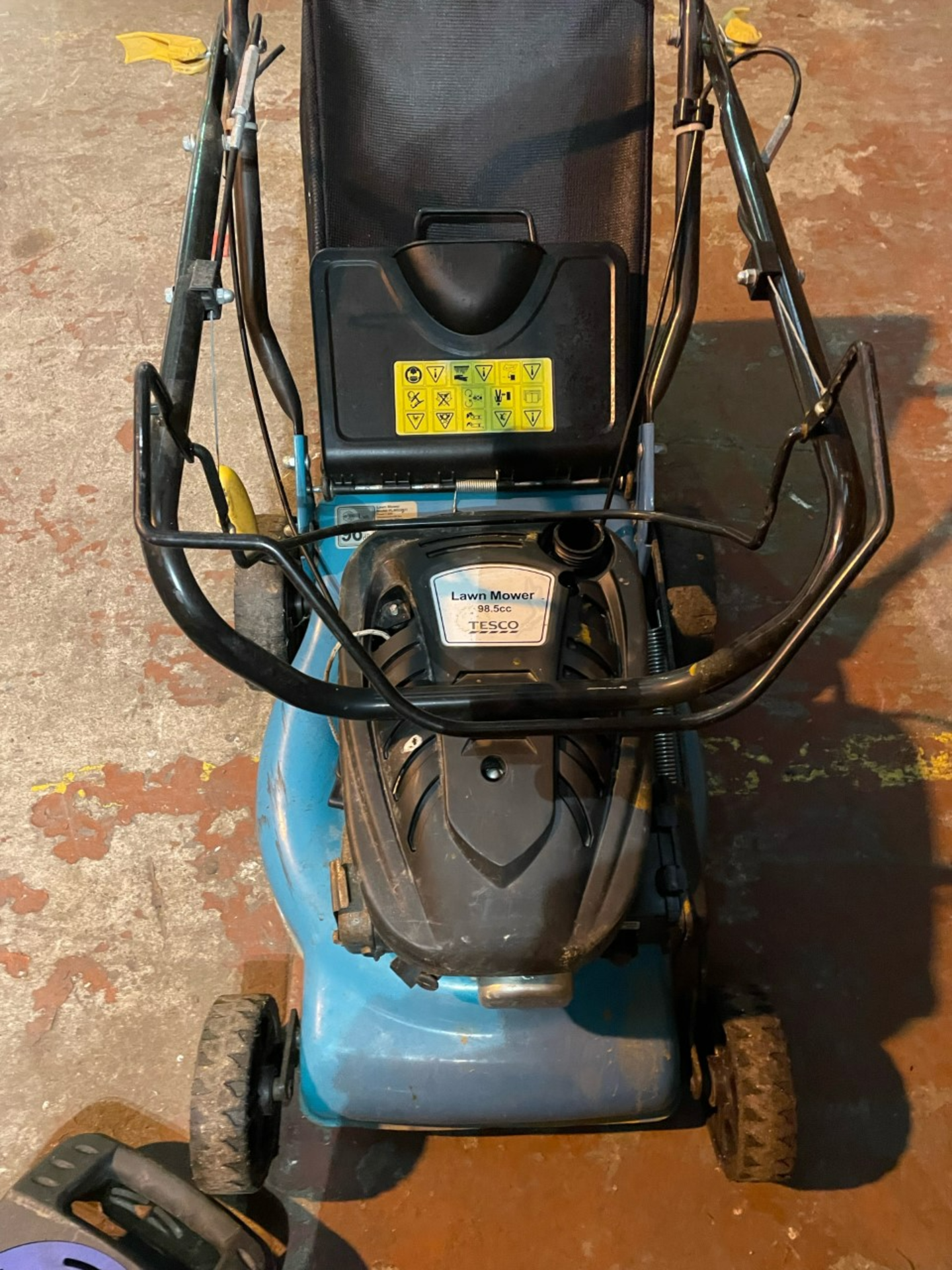 Tesco lawn mower 98.5cc. Selling as spares or repair need new petrol tank lid.