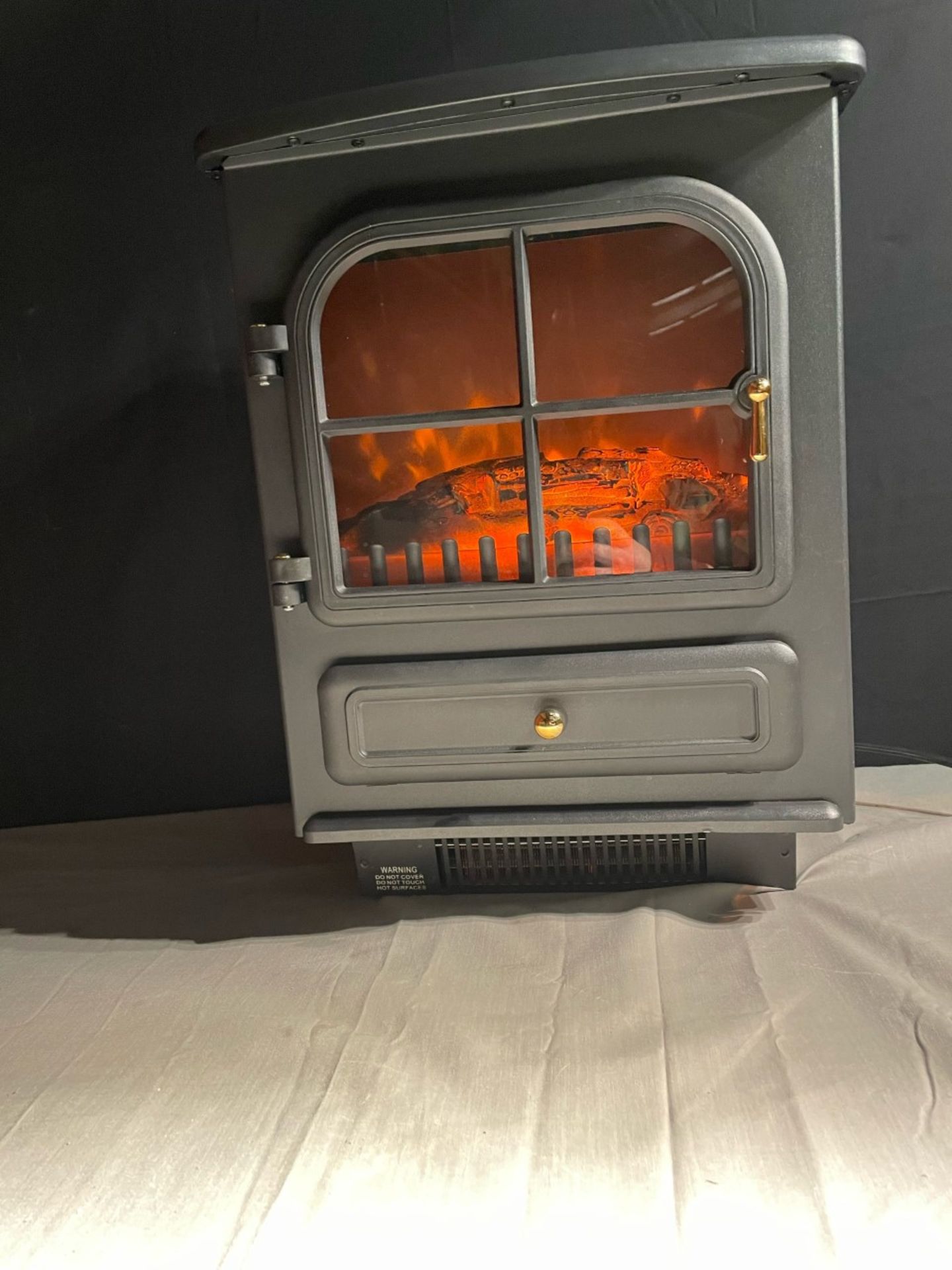 New in box traditional 1.8kw cast iron effect electric stove. The 4 legs are missing out of the