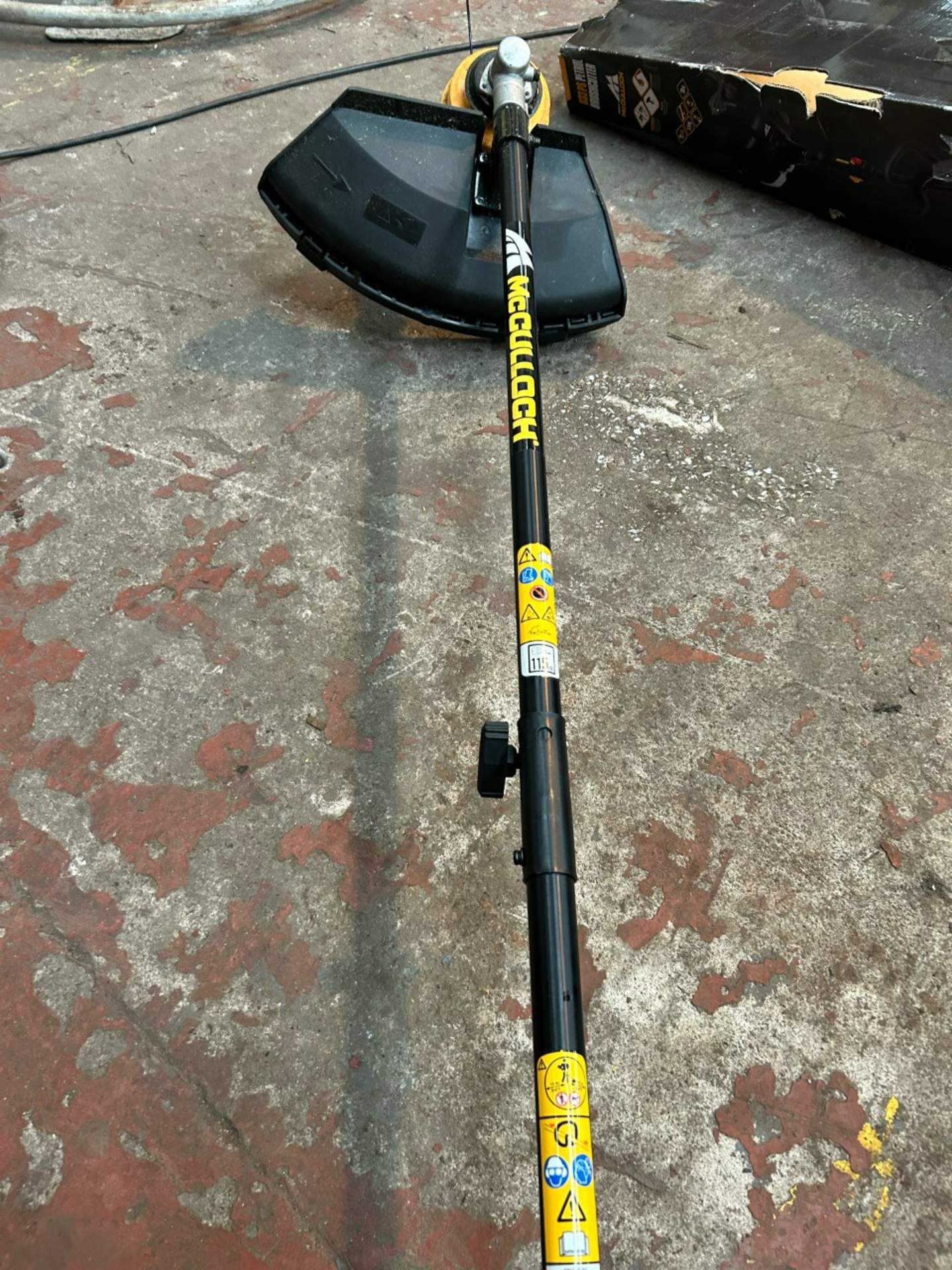 Practically new McCulloch B33PS split shaft garden 33cc brushcutter. Come with box and original tool - Image 2 of 3