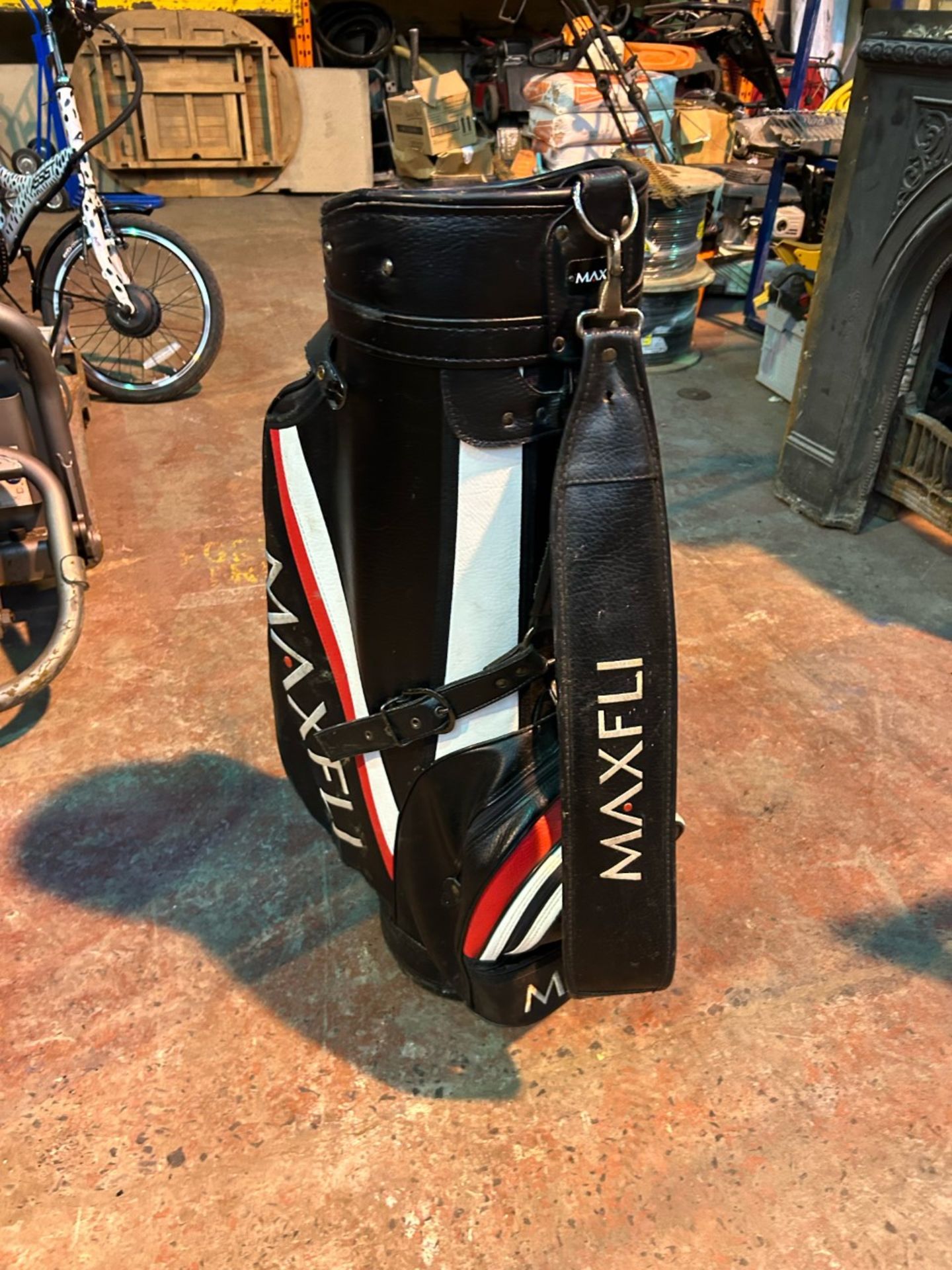 Maxfli golf bag with over the shoulder strap. Good condition - Image 2 of 2