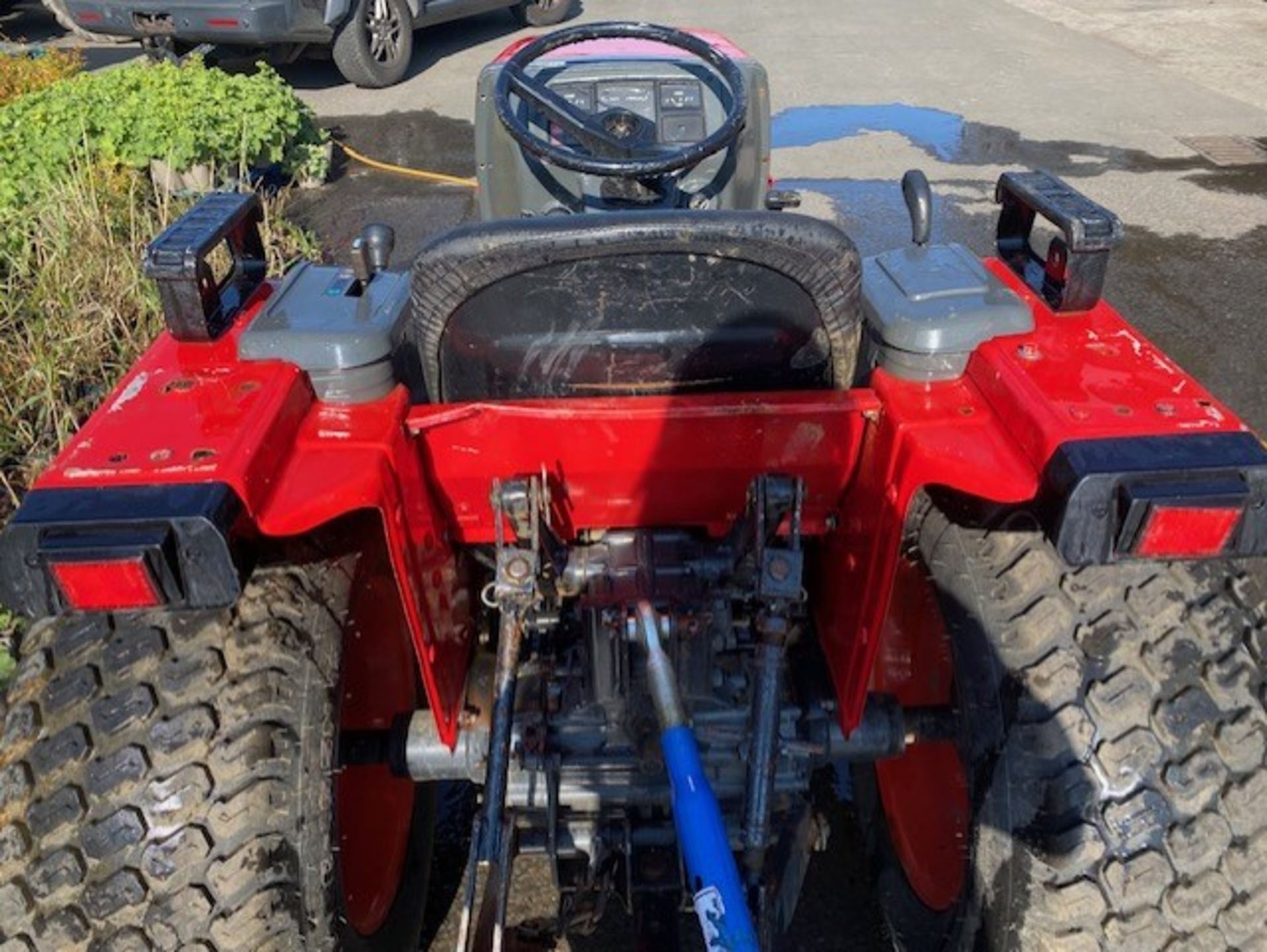 Yanmar compact tractor ready to put to work it is the F7 model 16.5 hp 4wd with differential lock in - Image 7 of 7