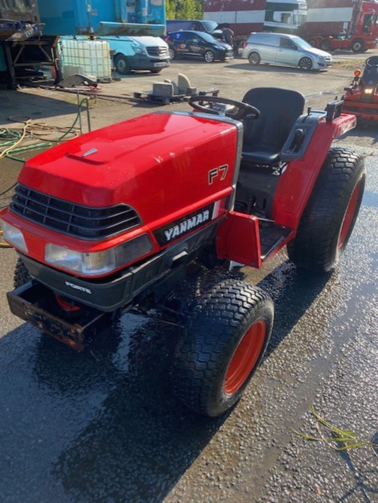 Yanmar compact tractor ready to put to work it is the F7 model 16.5 hp 4wd with differential lock in - Image 5 of 7