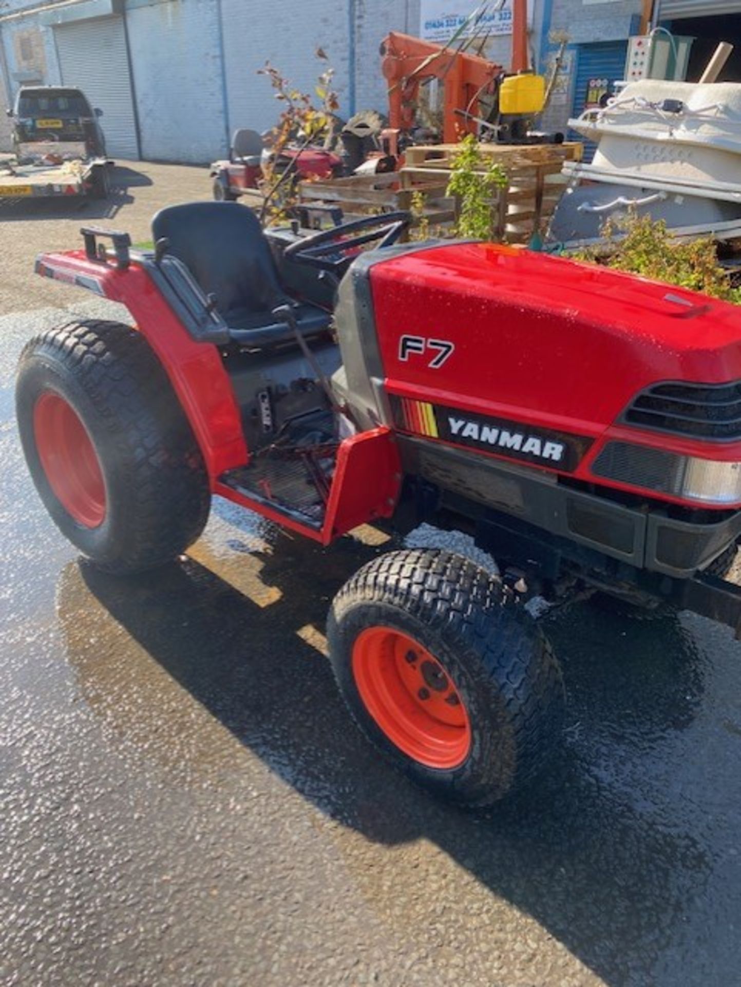 Yanmar compact tractor ready to put to work it is the F7 model 16.5 hp 4wd with differential lock - Image 6 of 7