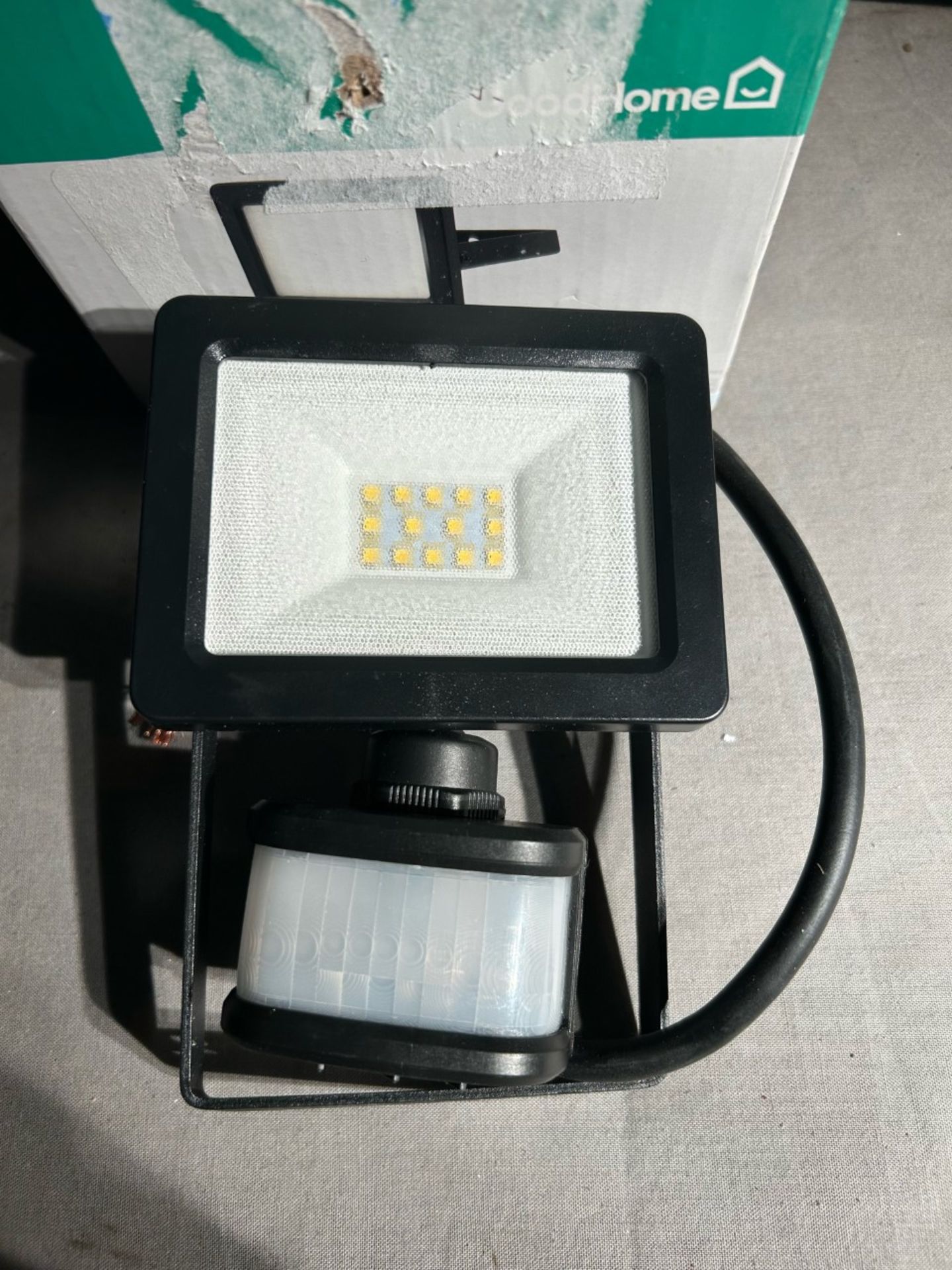 New in box Lucan 10W intergrated floodlight - Image 2 of 2