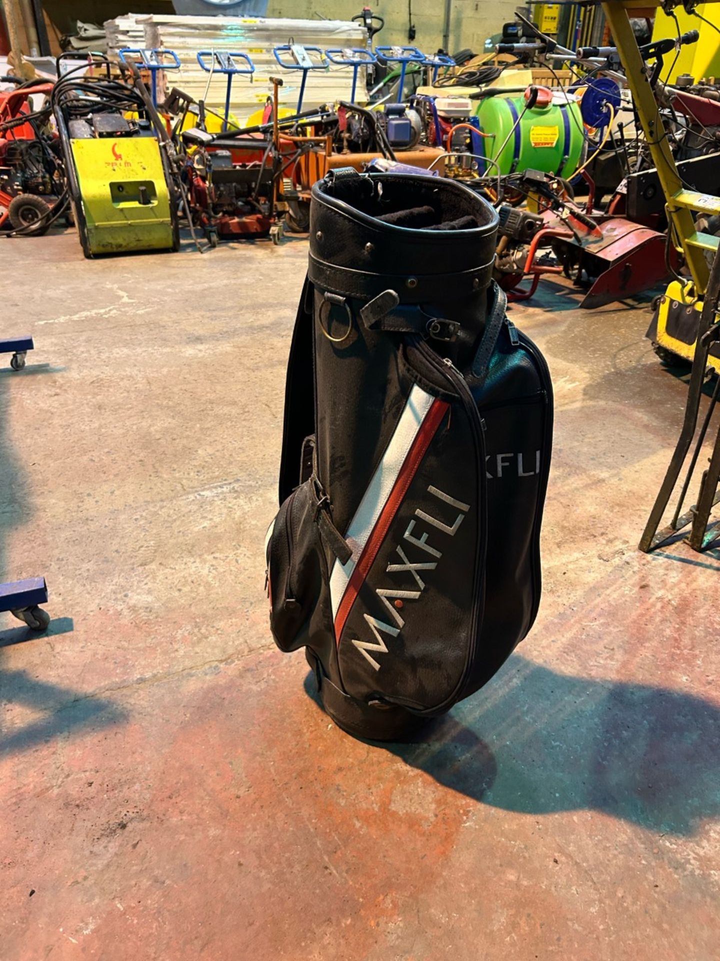 Maxfli golf bag with over the shoulder strap. Good condition