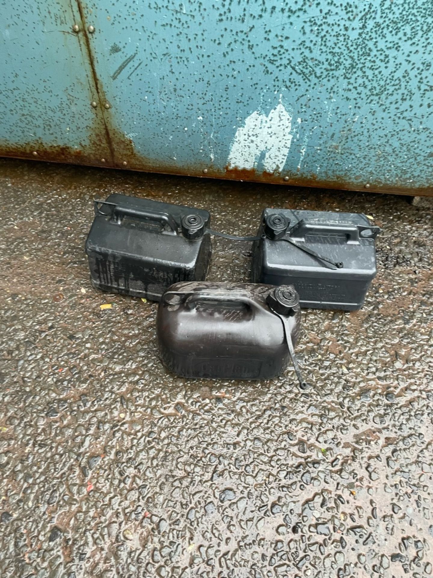3x black 5L fuel cans. Good condition - Image 2 of 2