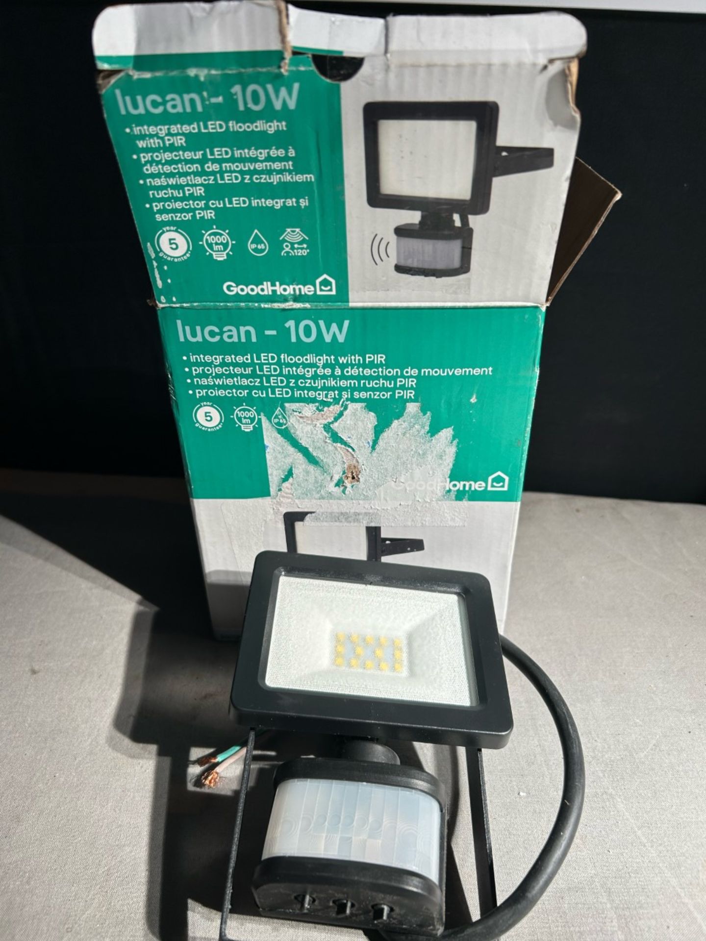 New in box Lucan 10W intergrated floodlight