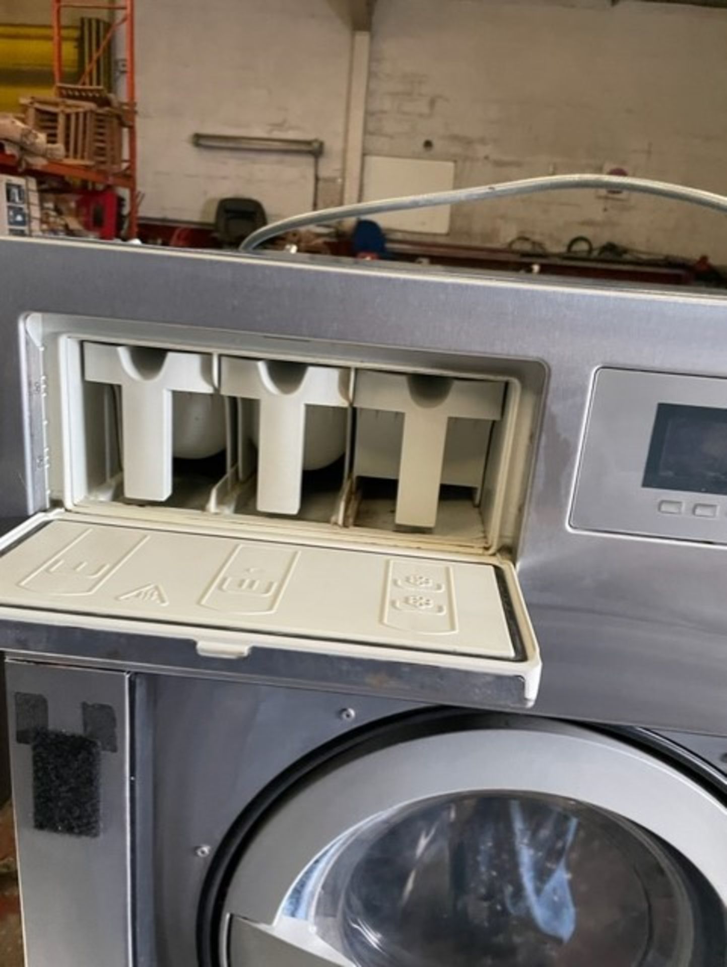 Miele washing machine 3 phase commercial it’s a pw008 and is in very good condition it has a 17kw - Image 6 of 7