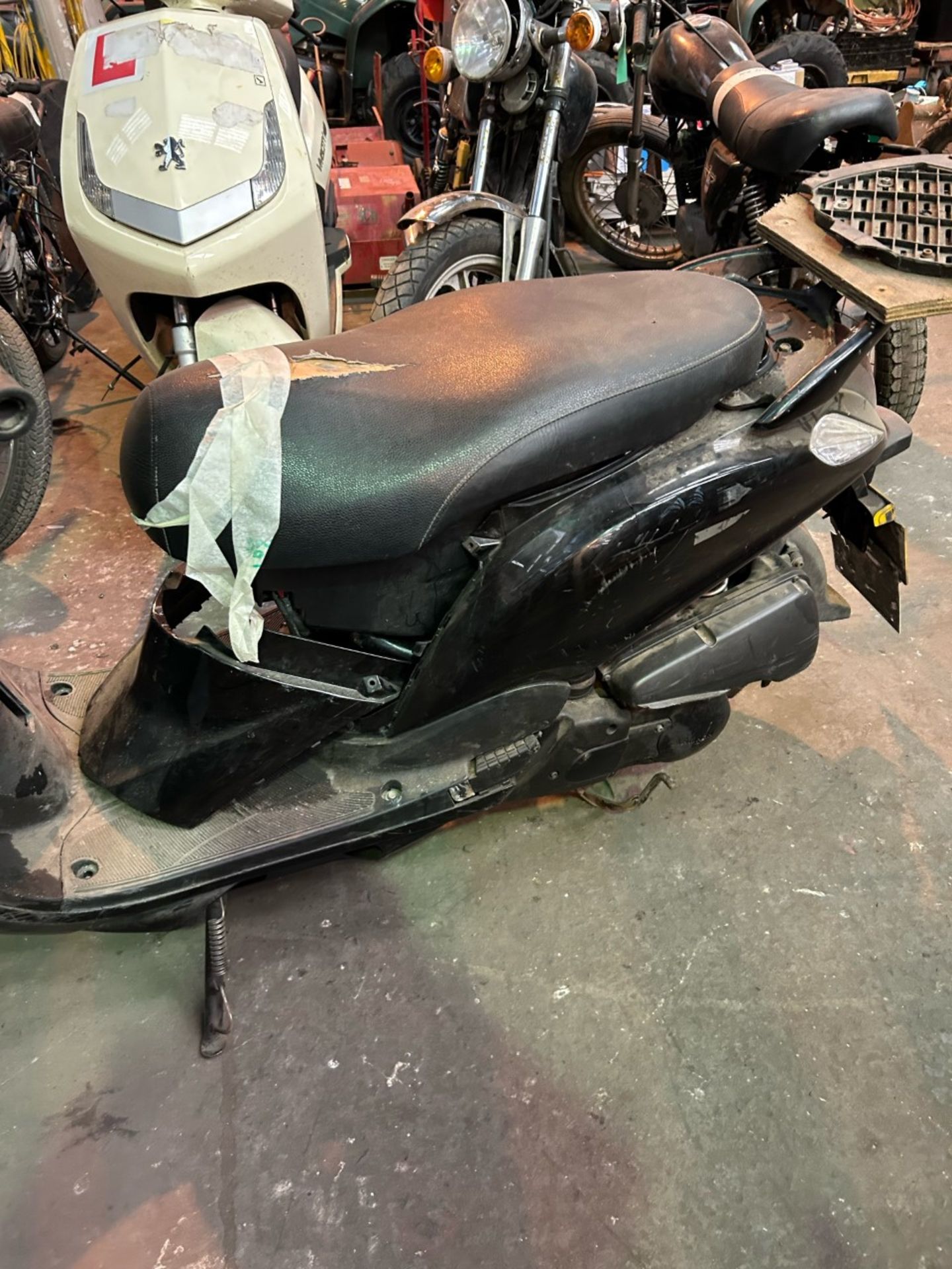 Yamaha xc115 S delight moped 2014. Non runner has cosmetic damage battery will need charging - Image 6 of 6