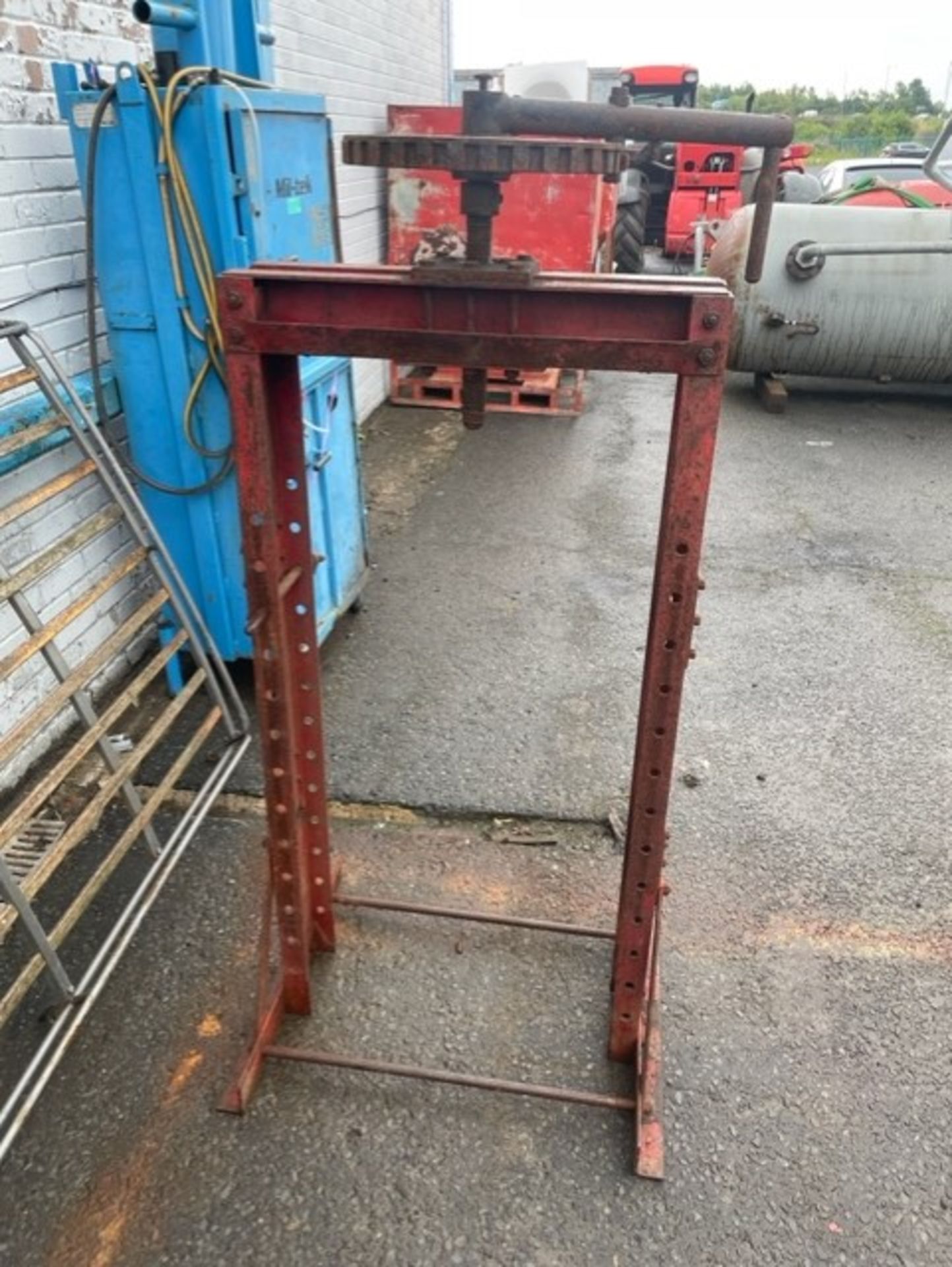 Old 10 ton press has the bottom plate missing