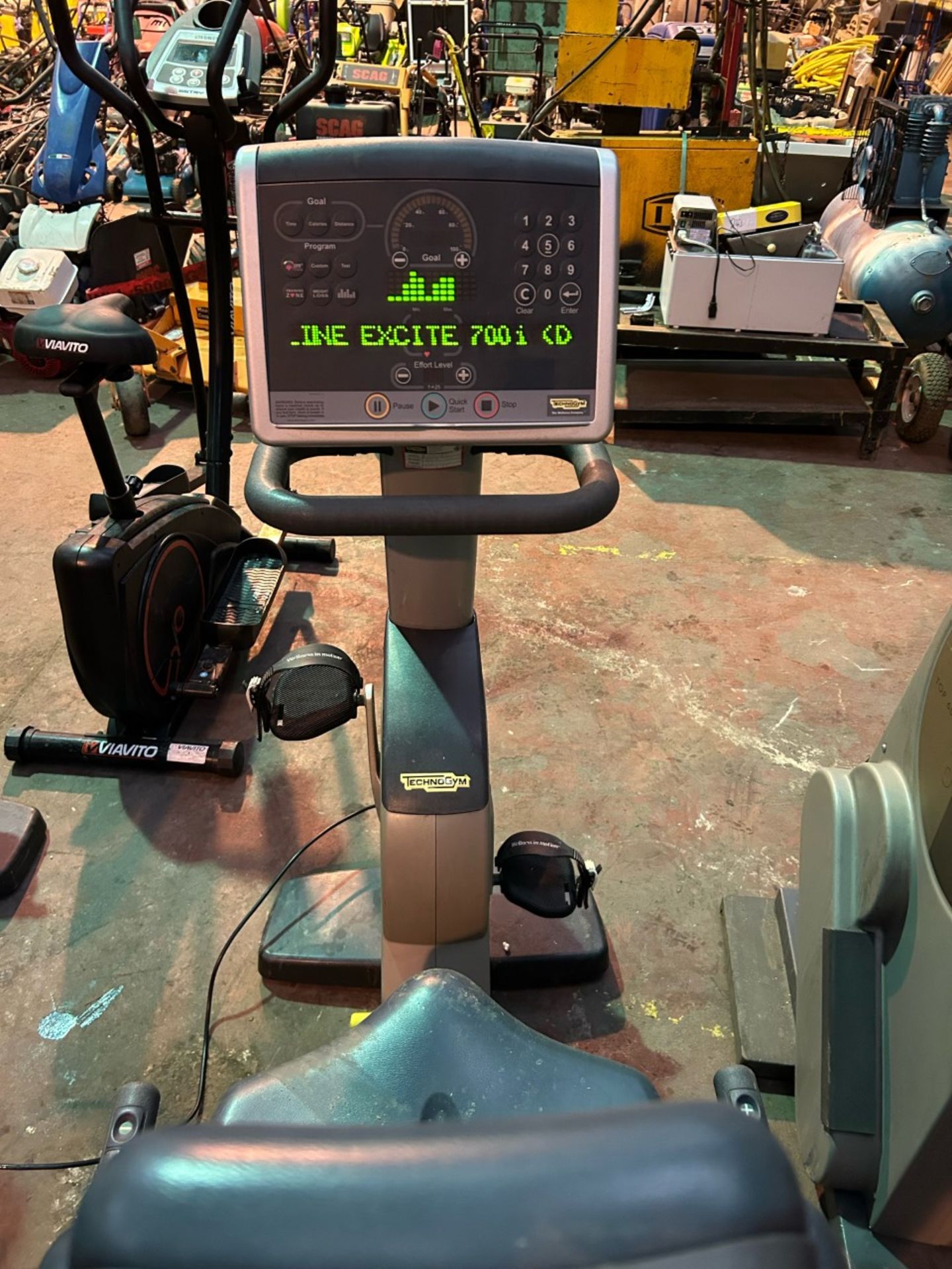 Technogym excite 700i recline recumbent exercise bike. Excellent condition, full working order - Image 3 of 4