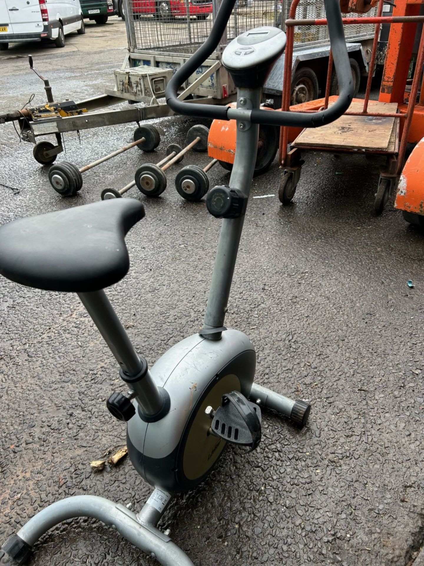 Small lifegear exercise bike. Good for house or garage. Used and average condition. Needs new - Image 4 of 4