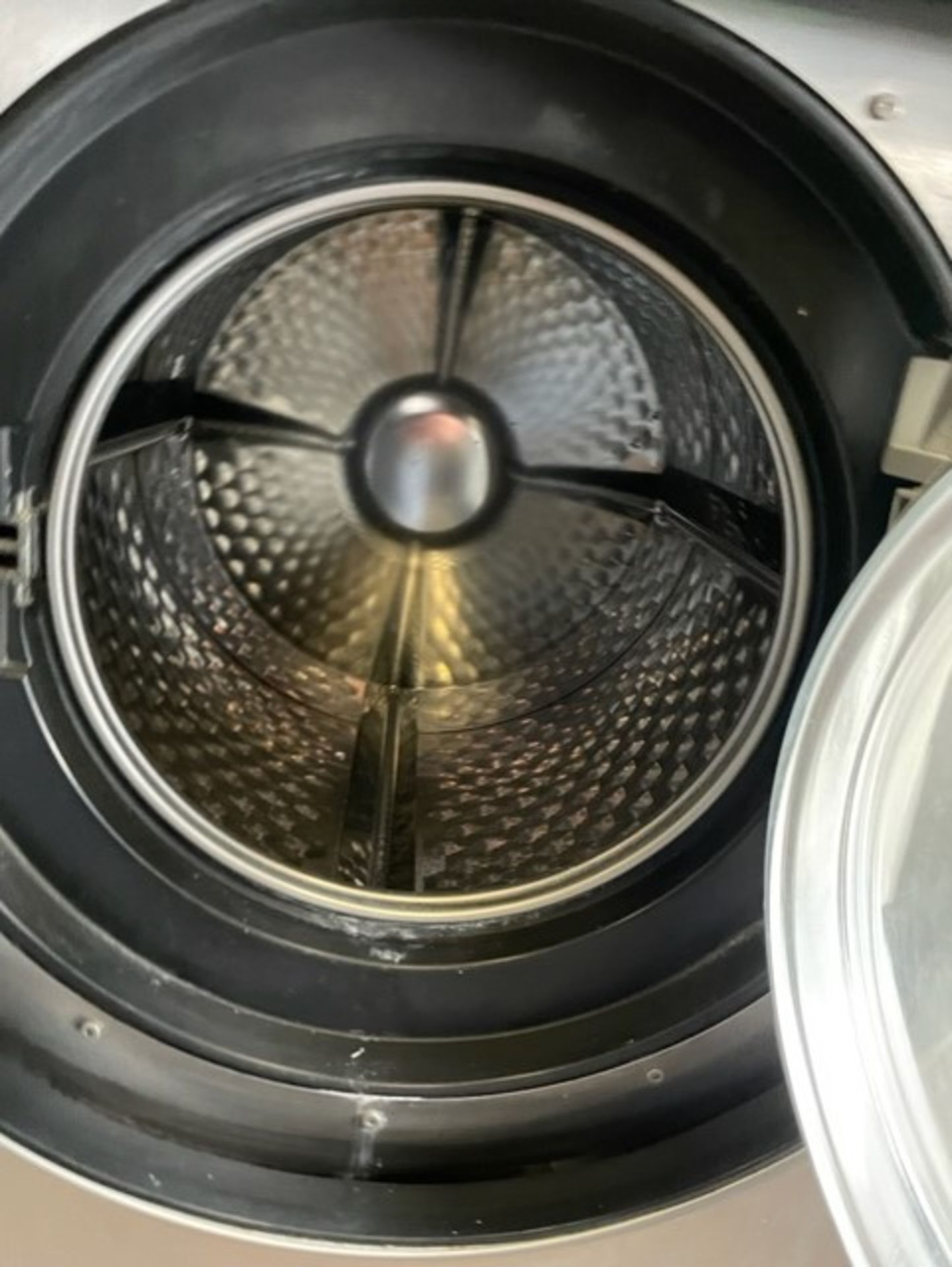 Miele washing machine 3 phase commercial it’s a pw008 and is in very good condition it has a 17kw - Image 5 of 7