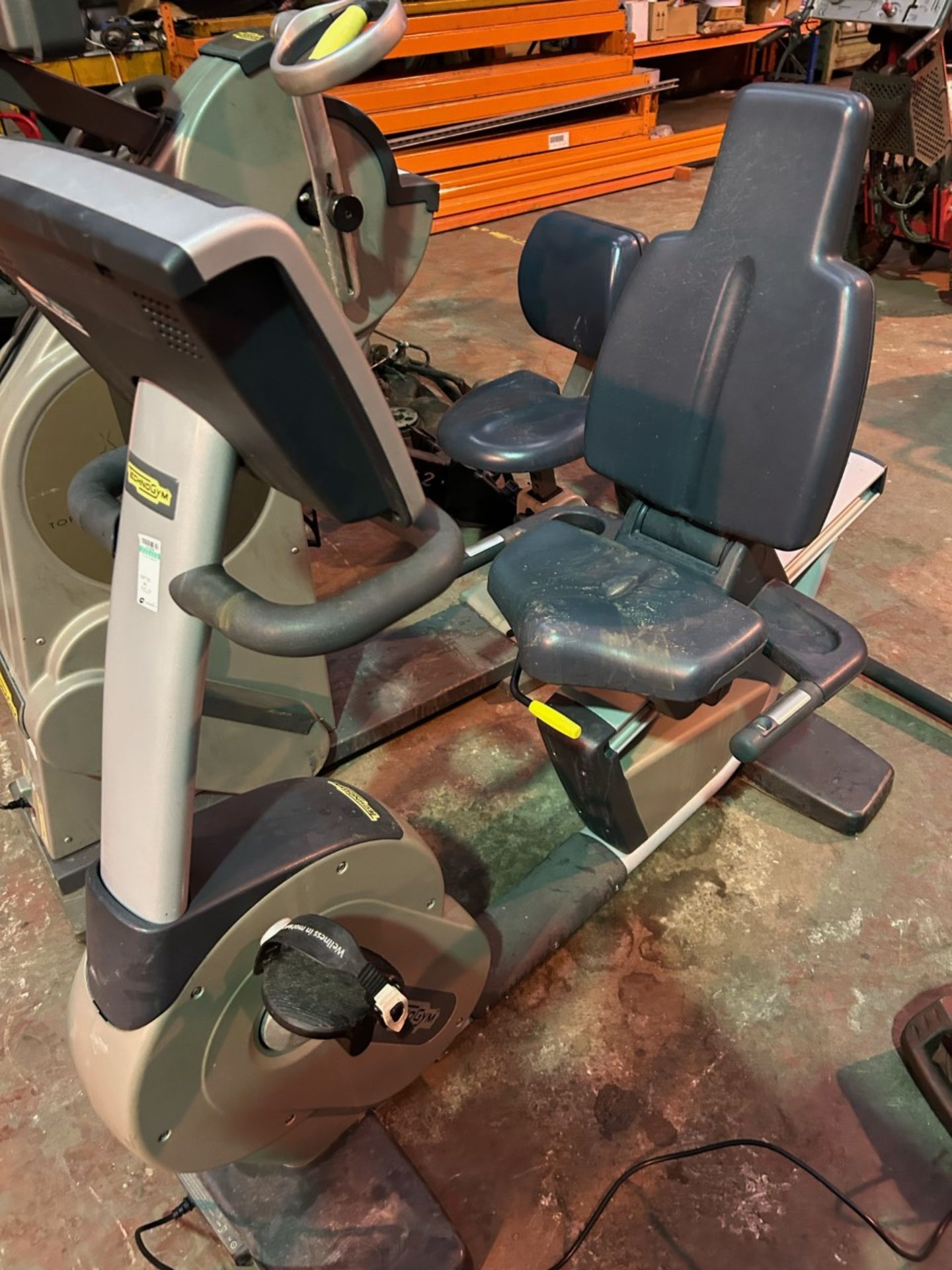 Technogym excite 700i recline recumbent exercise bike. Excellent condition, full working order - Image 4 of 4