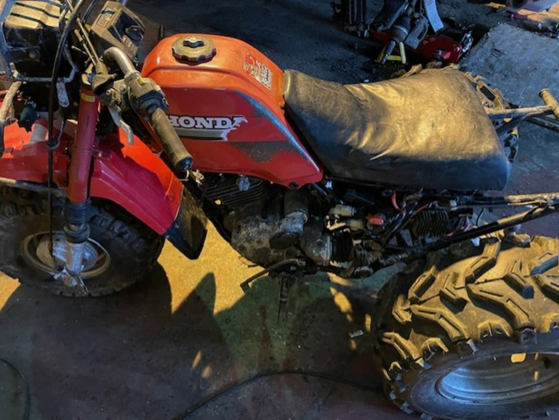 Honda big red 250 trike see video 1986 model back plastics are missing but has the carry tray new - Bild 2 aus 3