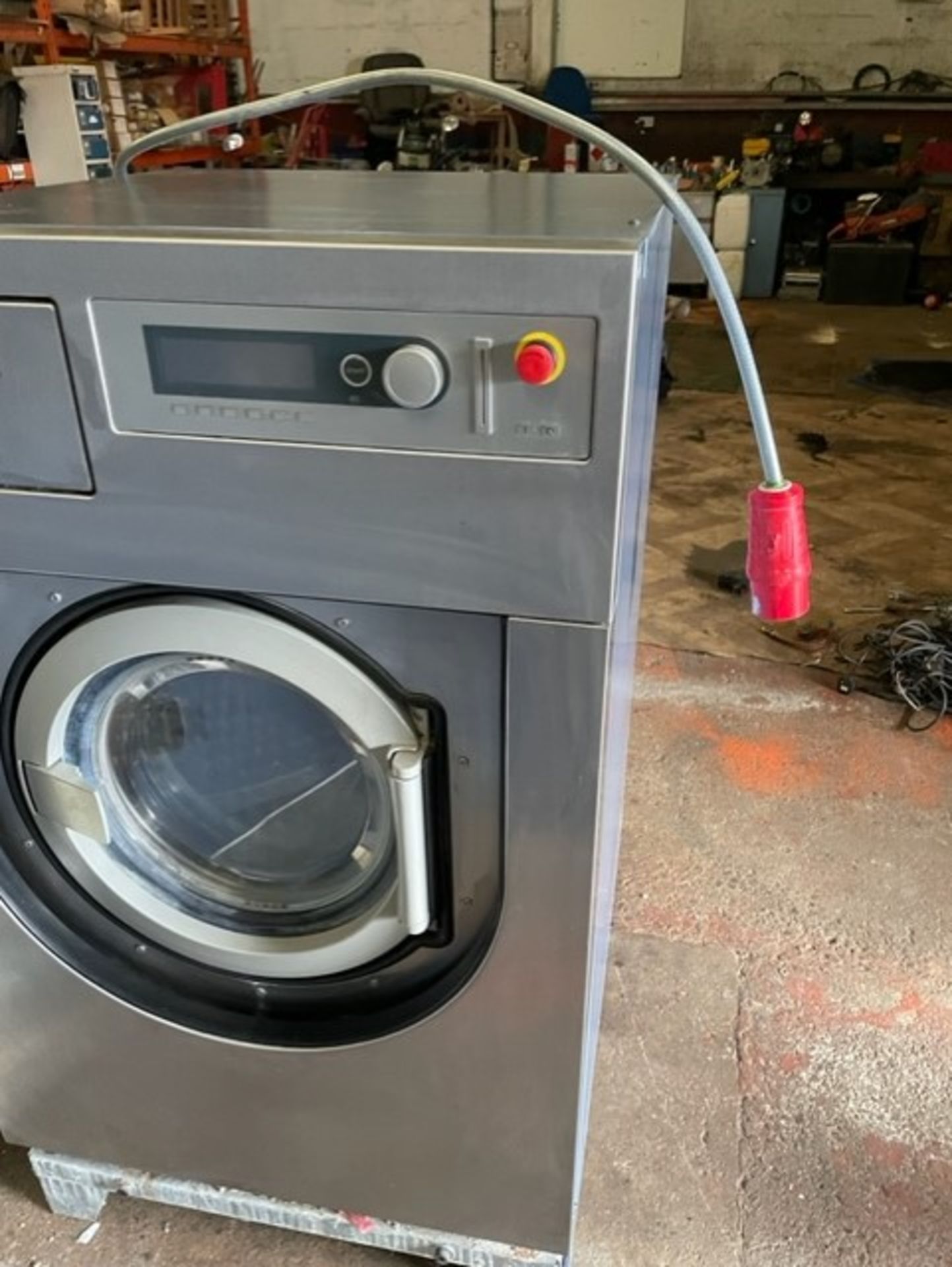 Miele washing machine 3 phase commercial it’s a pw008 and is in very good condition it has a 17kw - Image 7 of 7