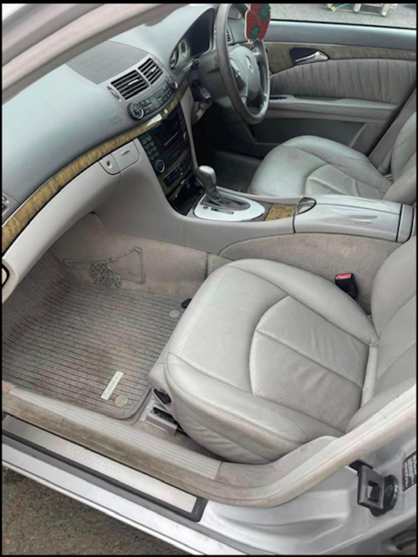 Mercedes E320 CDI 103k genuine miles , mot untill aug 23 as per pictures has scratches as shown in - Image 11 of 14