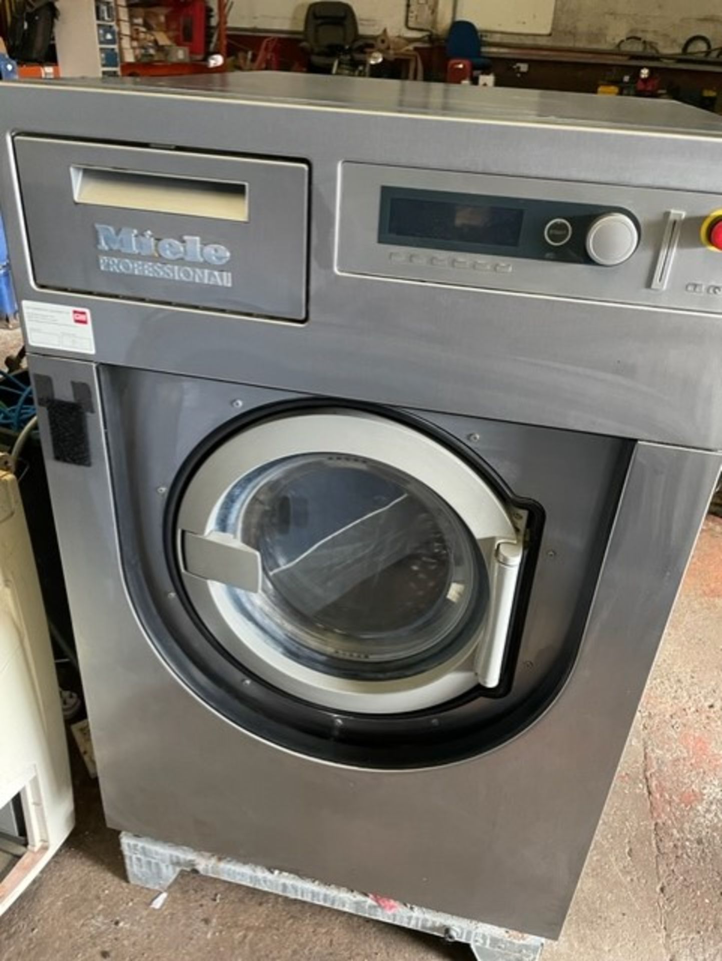 Miele washing machine 3 phase commercial it’s a pw008 and is in very good condition it has a 17kw