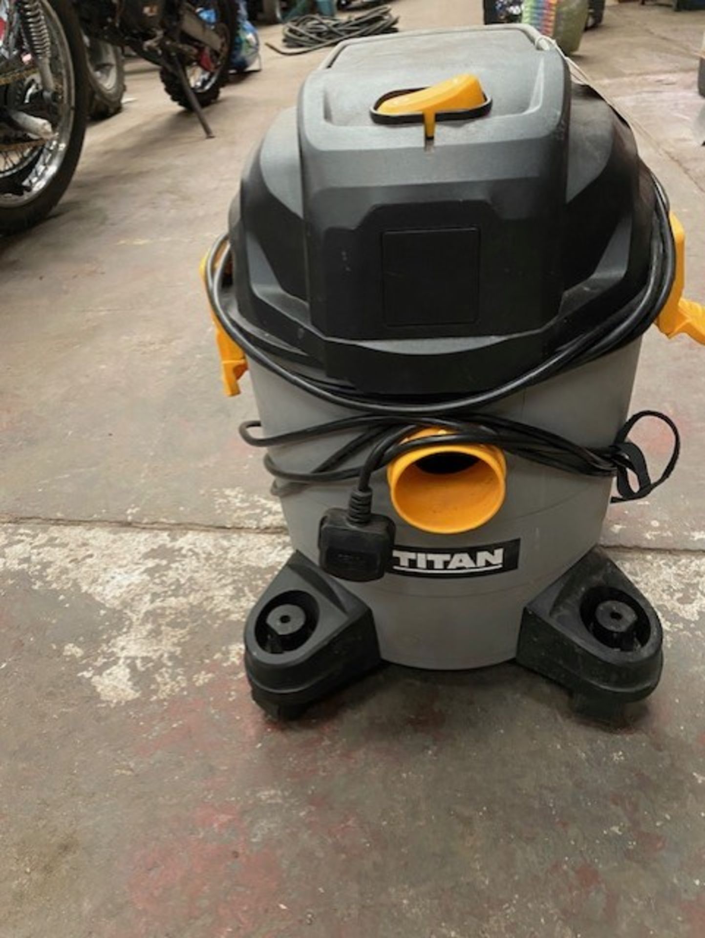 Titan Wet & Dry Vacuum , no hoses