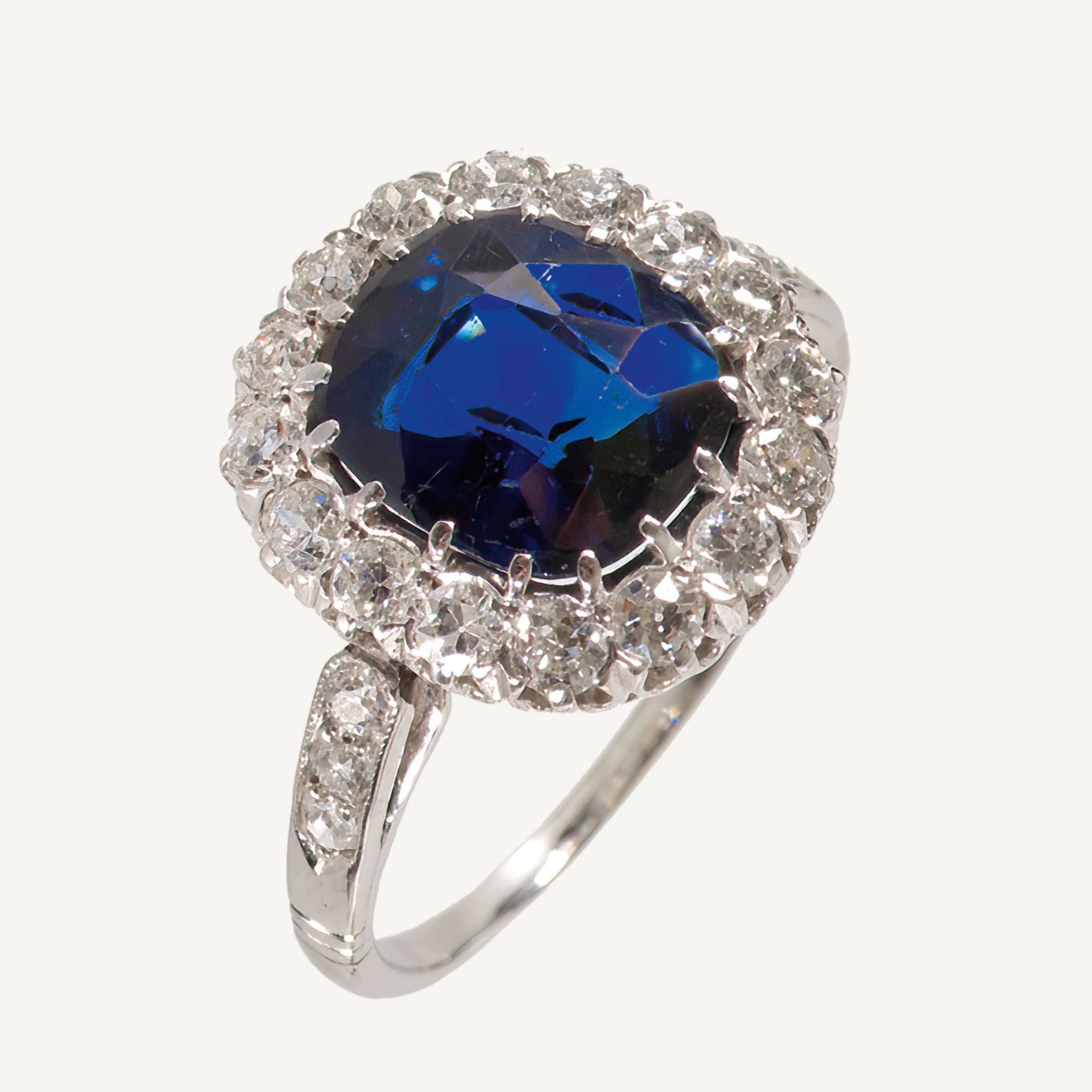 SAPHIR-BRILLANT-RING: Um 1920. / Sapphire-diamond-ring, Ca. 1920.