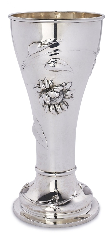 Vase mit Blütenrelief, Jugendstil, Kopenhagen um 1900.