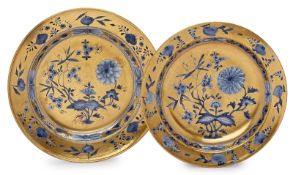 Zwei Teller mit Goldüberdekor, Meissen um 1740.