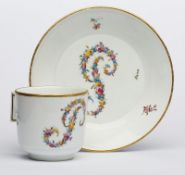 Tasse mit UT "Blumenmonogramm P", Höchst um 1760.