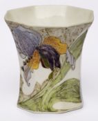 Kl. Becher "Orchideen", Jugendstil, Rozenburg/ Den Haag um 1910.