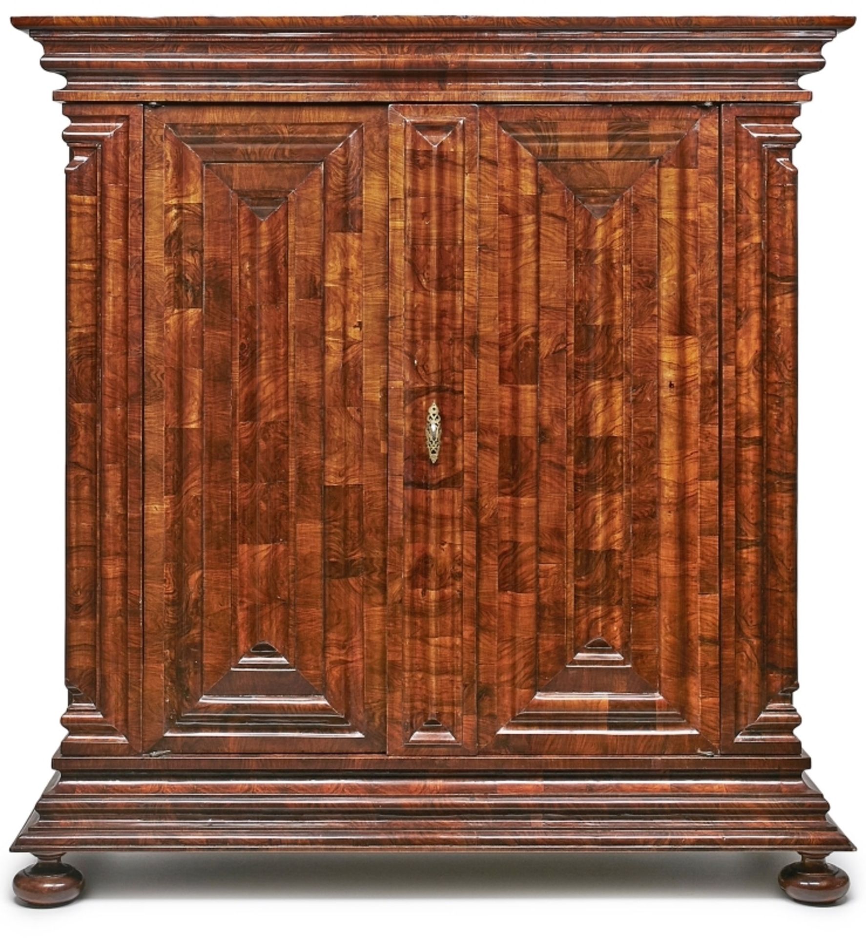 Frankfurter Nasenschrank um 1750