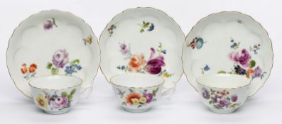 Satz von 3 Tassen mit UT mit Blumendekor, Meissen um 1770.