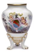 Vase mit Wappen und Landschaftsszenen, Meissen um 1870.