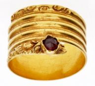 Breiter Gold-Schlangenring m. Granat, 19. Jh.