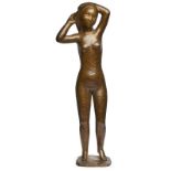 Gr. Bronze: Weiblicher Akt, sich in die Haare fassend, um 1960.