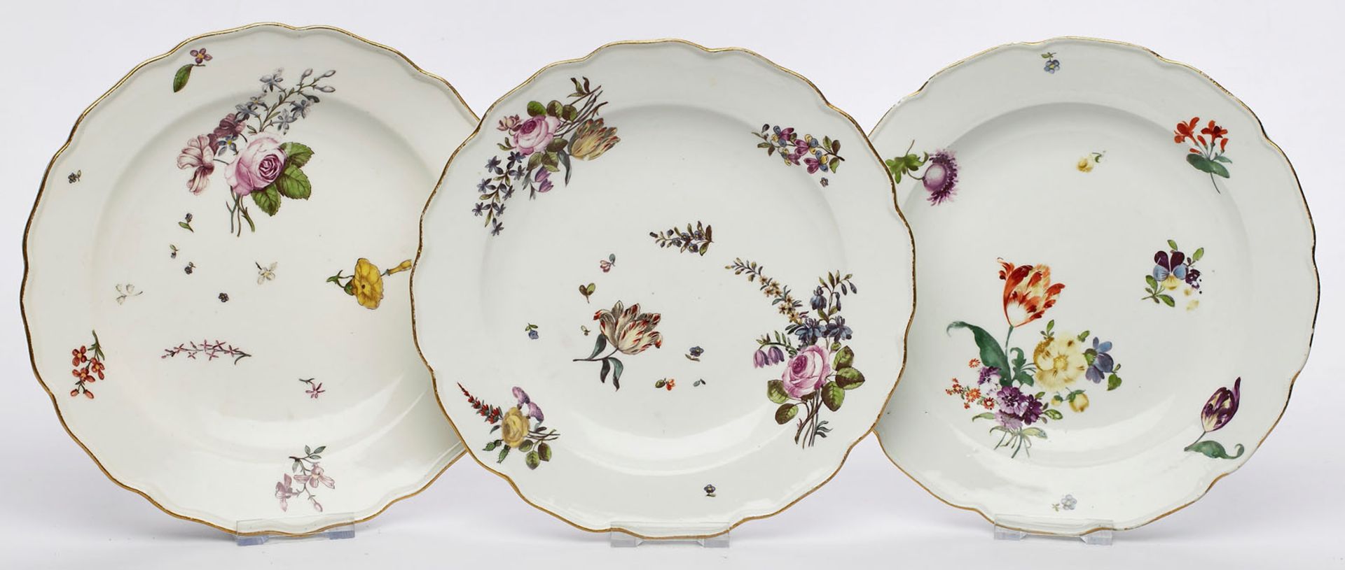 Satz von 3 Tellern mit Blumendekor, Meissen 1760